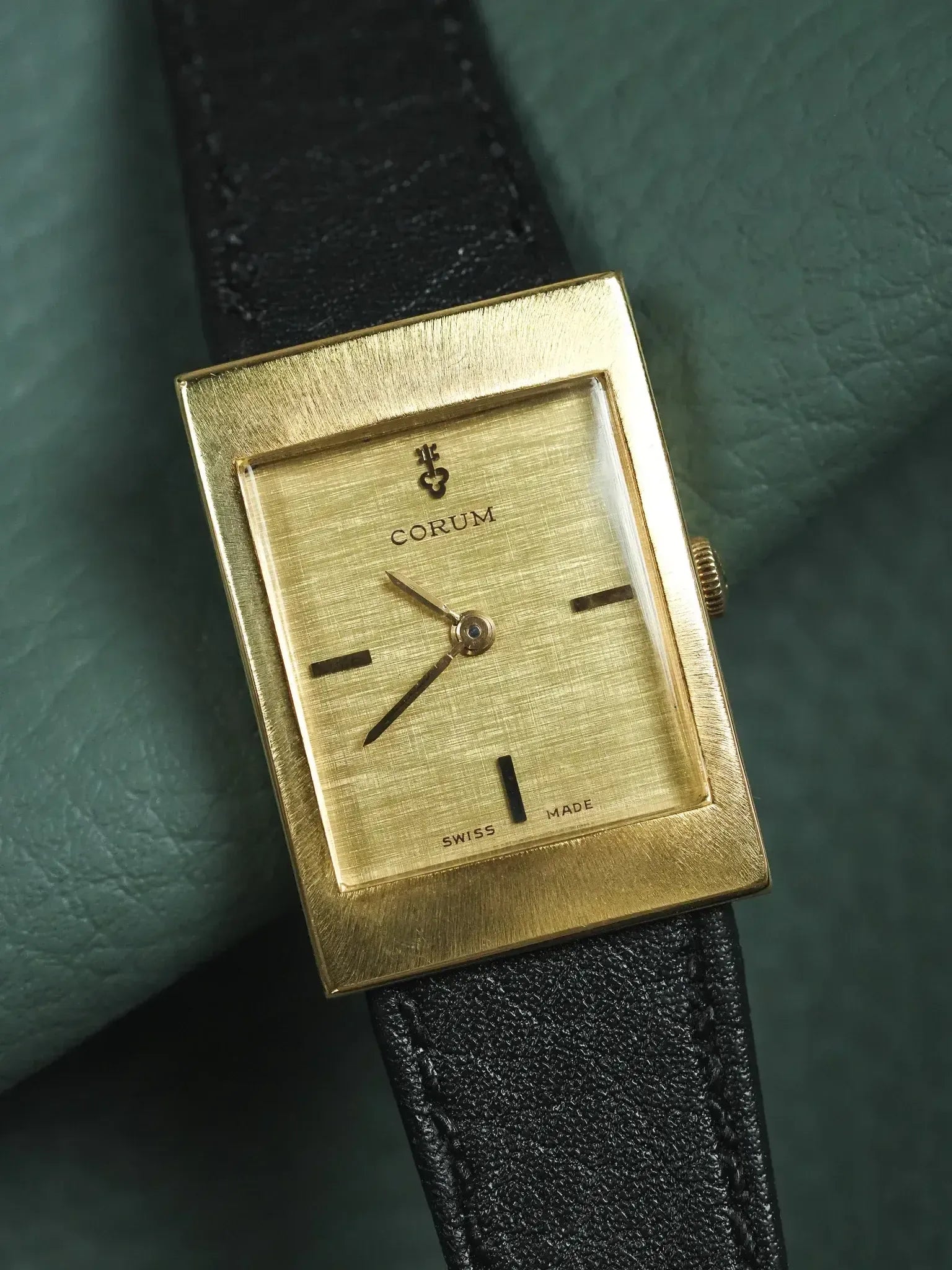 Corum - Tank Or Jaune 18k Cadran lin - 1970s - Atelier Victor