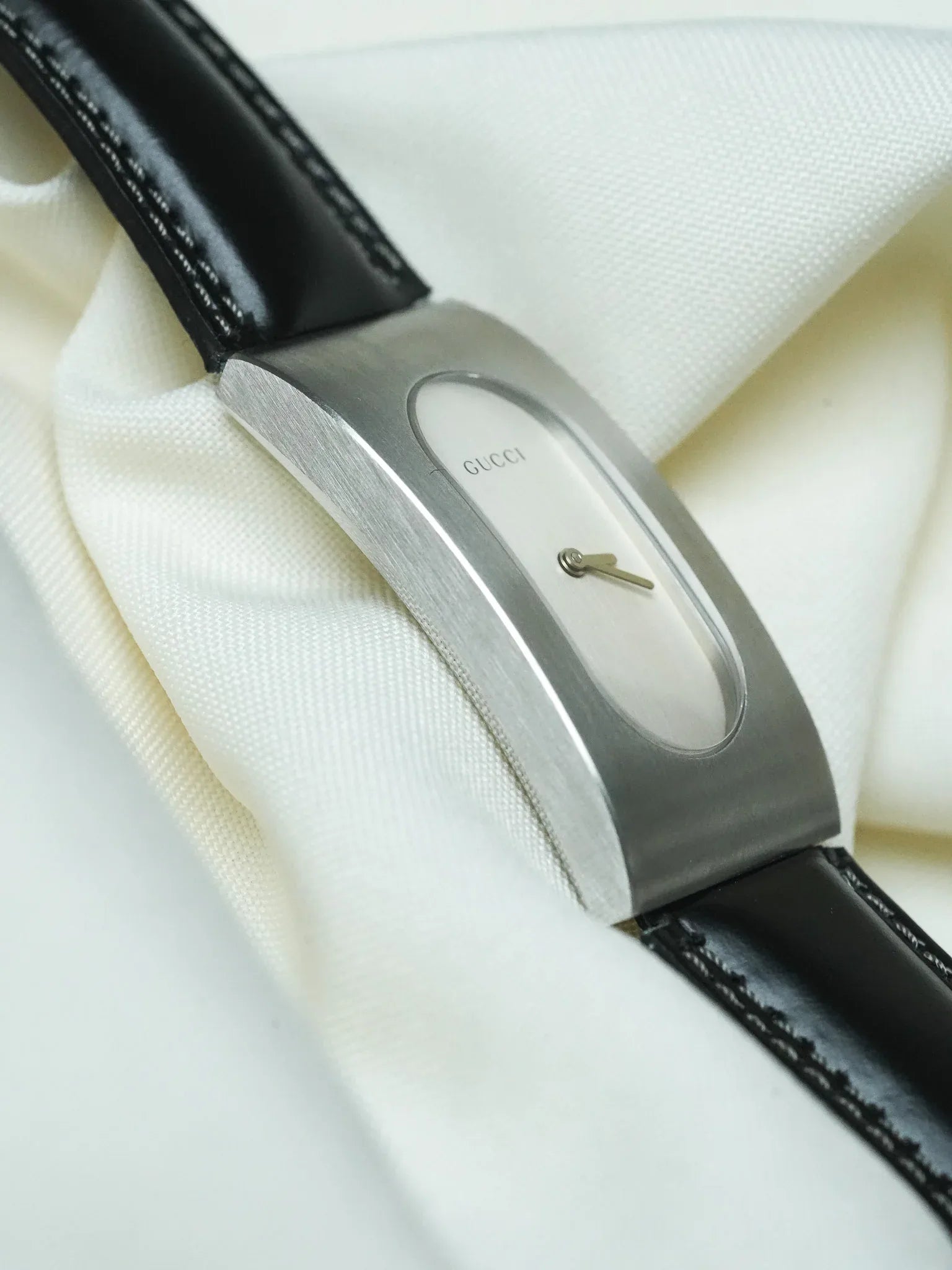 Montre Gucci 2400L Vintage (Années 2000) – Acier Brossé & Design Y2K - Atelier Victor