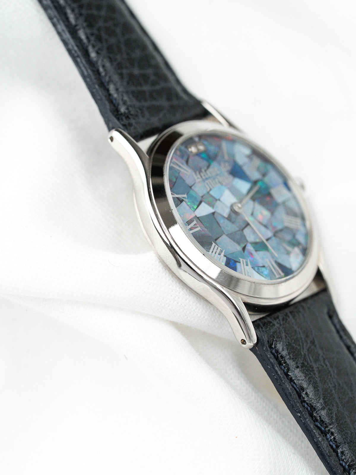 Montre vintage au cadran en nacre mosaïque bleue et bracelet en cuir noir