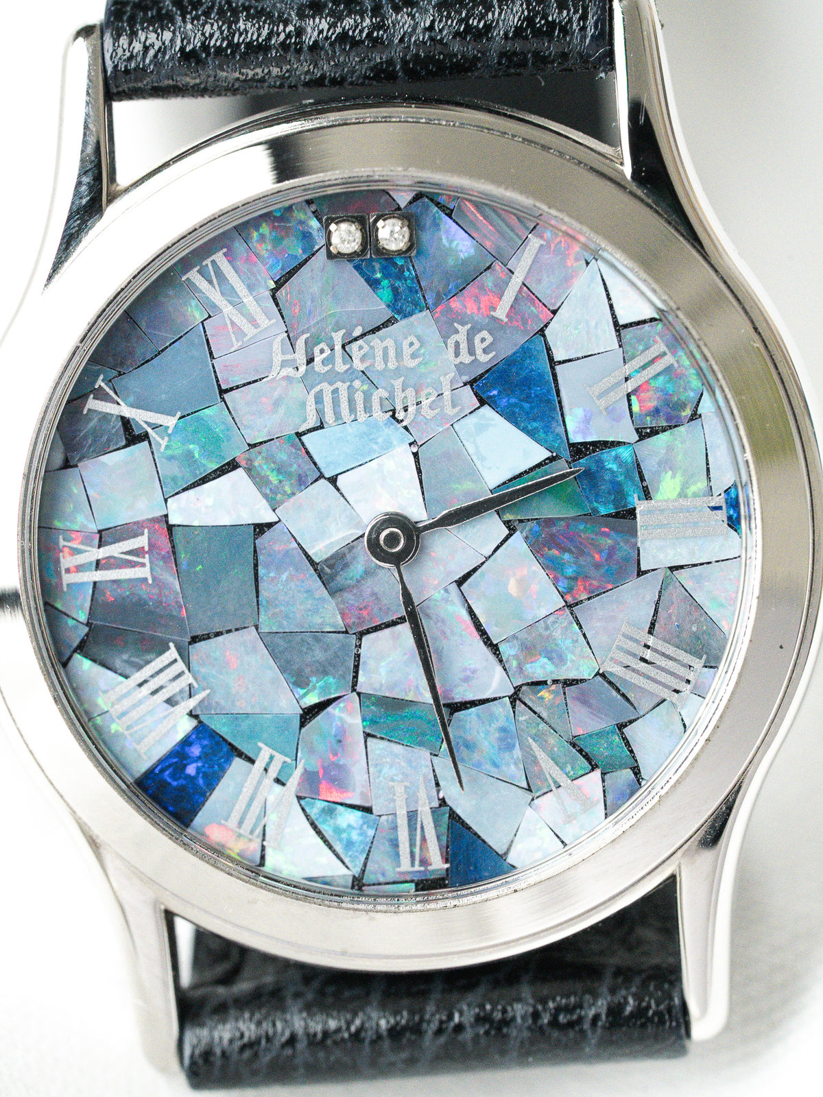 Montre Hélène de Michel au cadran en mosaïque d'opale et bracelet cuir noir