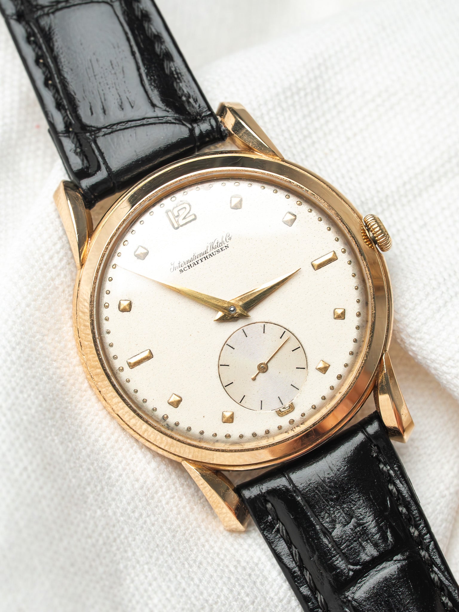 IWC Schaffhausen Vintage 18k Gold Tear Drop Caliber 83 | Atelier Victor IWC Schaffhausen Vintage 18k Gold Tear Drop Caliber 83 | Atelier Victor