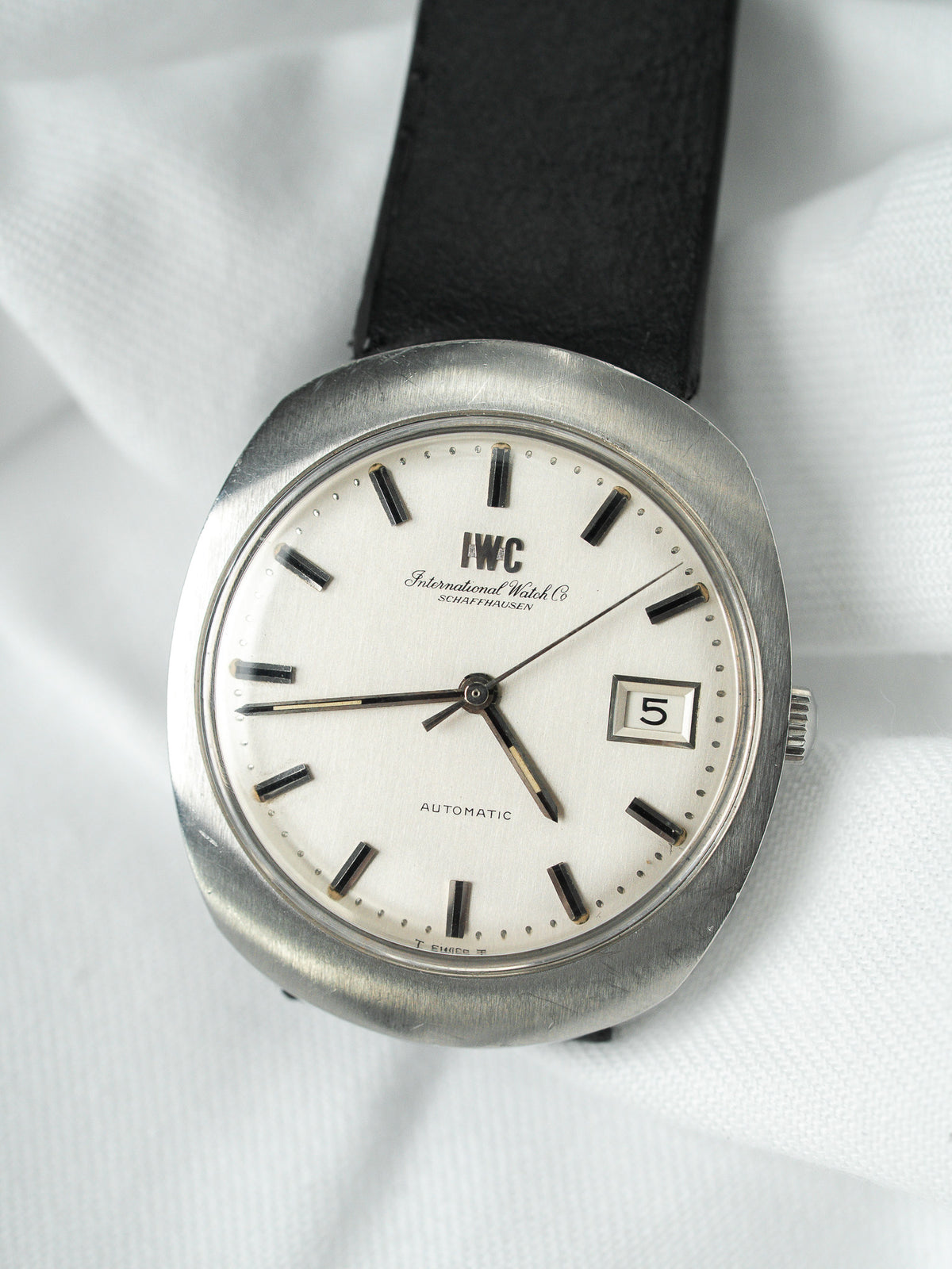 Vista di tre quarti su pelle nera - IWC R815A Vintage Watch - Atelier Victor