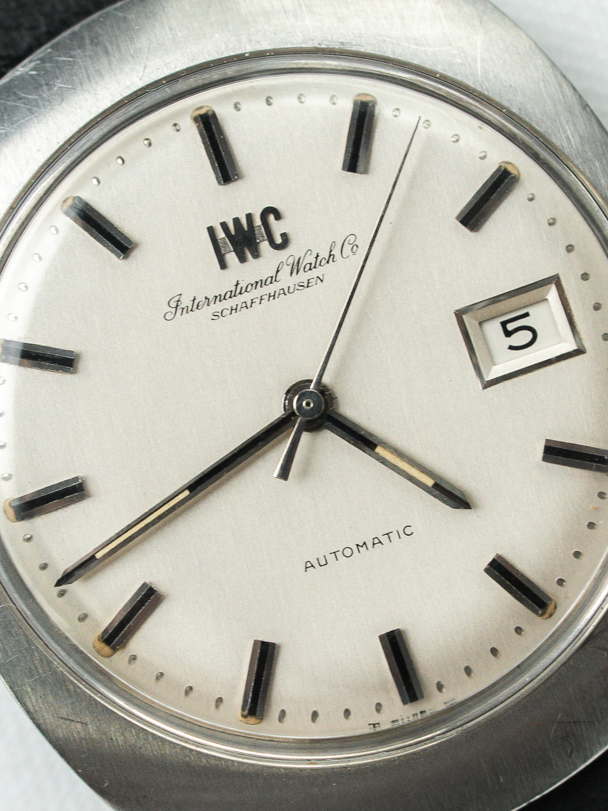 Primo piano del quadrante, dicitura Automatic - IWC R815A Vintage Watch - Atelier Victor