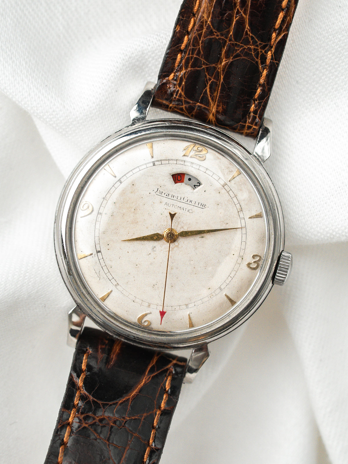 Montre Jaeger-LeCoultre vintage, boîtier rond en acier, cadran crème et bracelet cuir marron