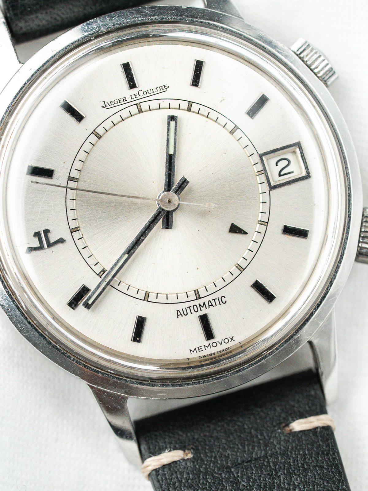 Vintage Jaeger-LeCoultre Memovox Watch aus Stahl, silberfarbenes Zifferblatt und schwarzes Lederarmband