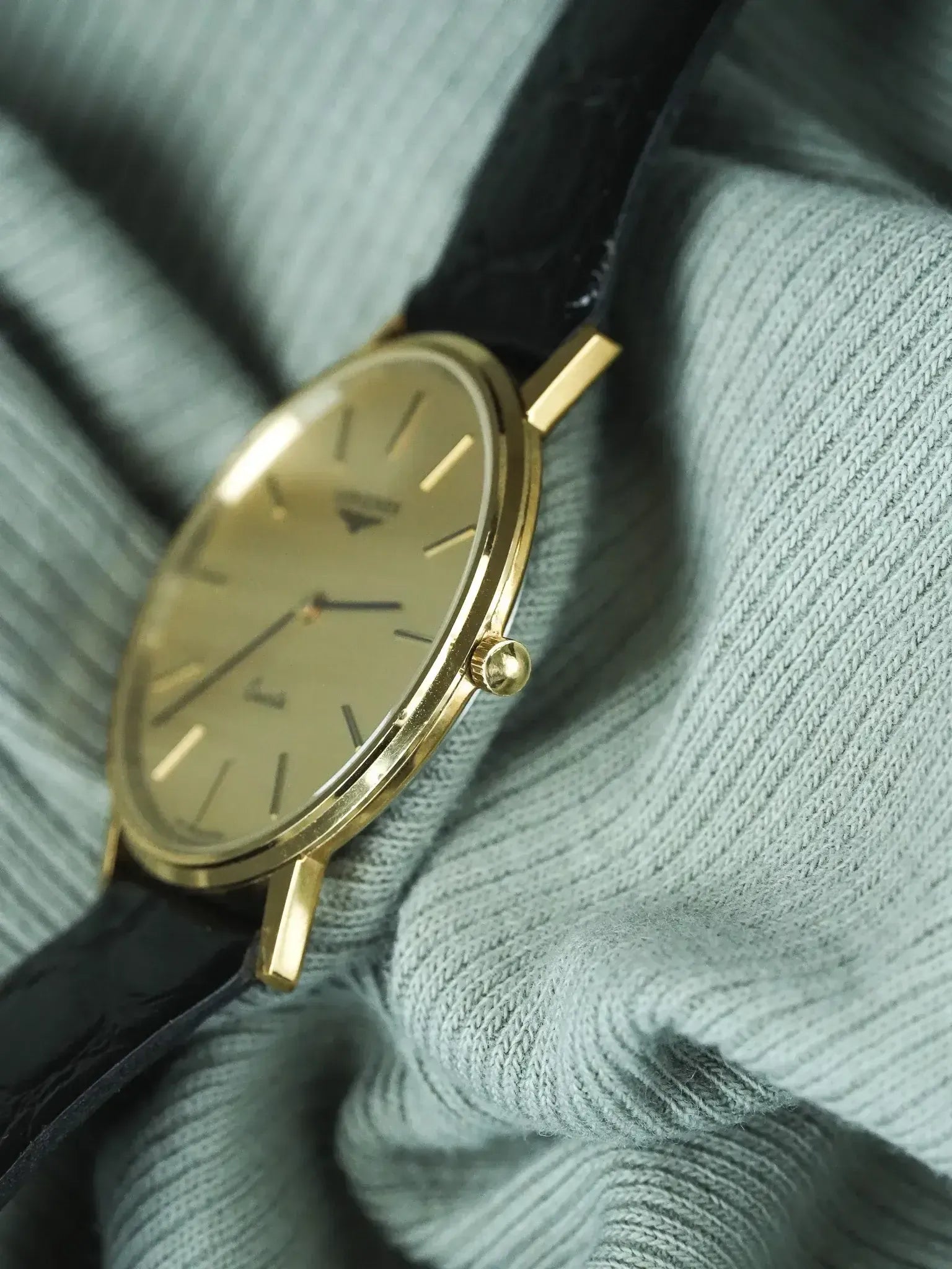 Montre Longines habillée (1980s) extra plate plaqué or Cadran or - Atelier Victor
