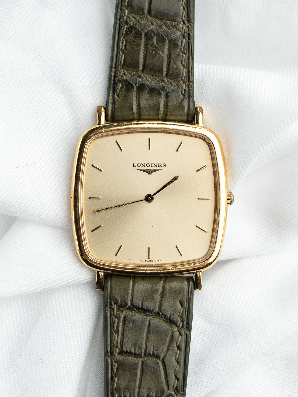 Vista frontale della cassa cuscino placcata oro - Orologio Longines 7413 Vintage - Atelier Victor