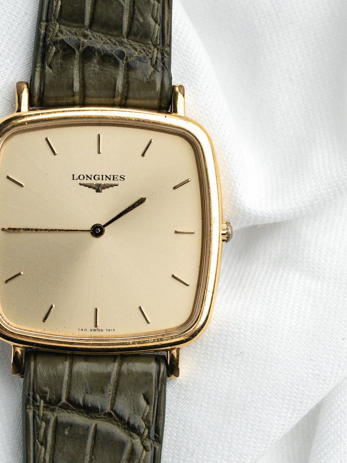 Vista di tre quarti della cassa placcata oro - Orologio Longines 7413 Vintage - Atelier Victor