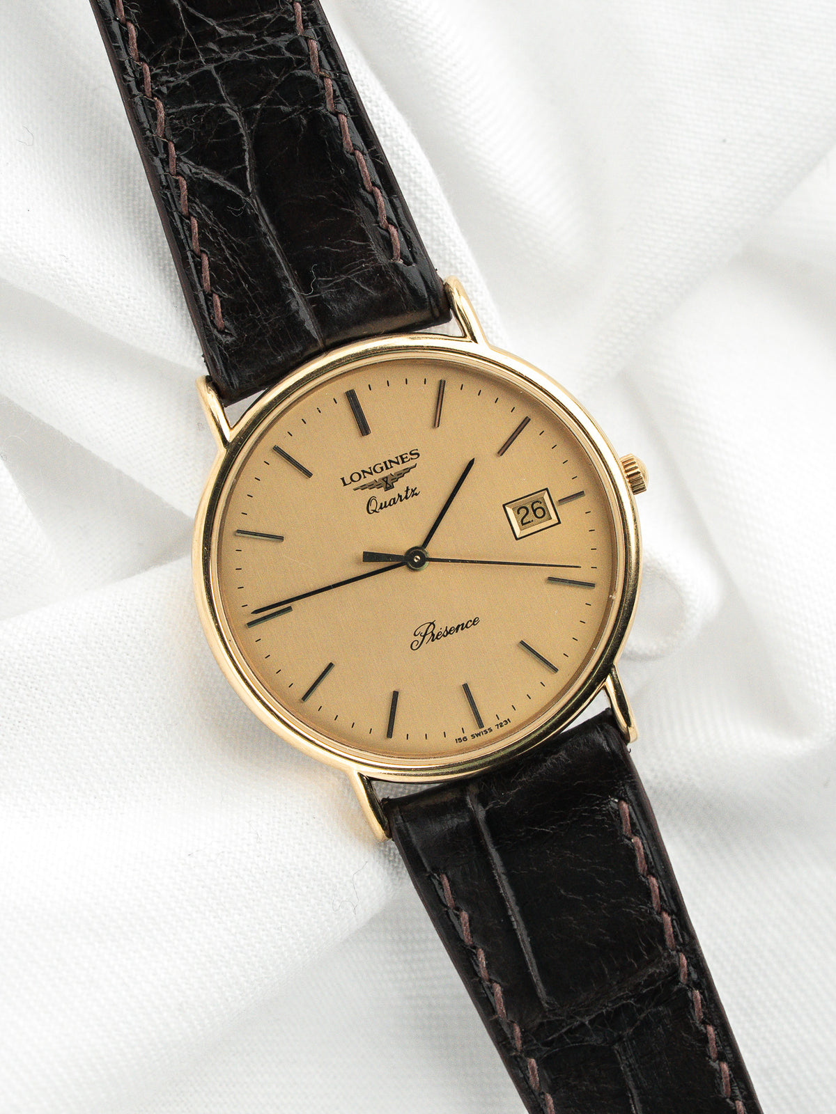 Vista frontale con cinturino in pelle di coccodrillo - Orologio Longines Présence Vintage - Atelier Victor
