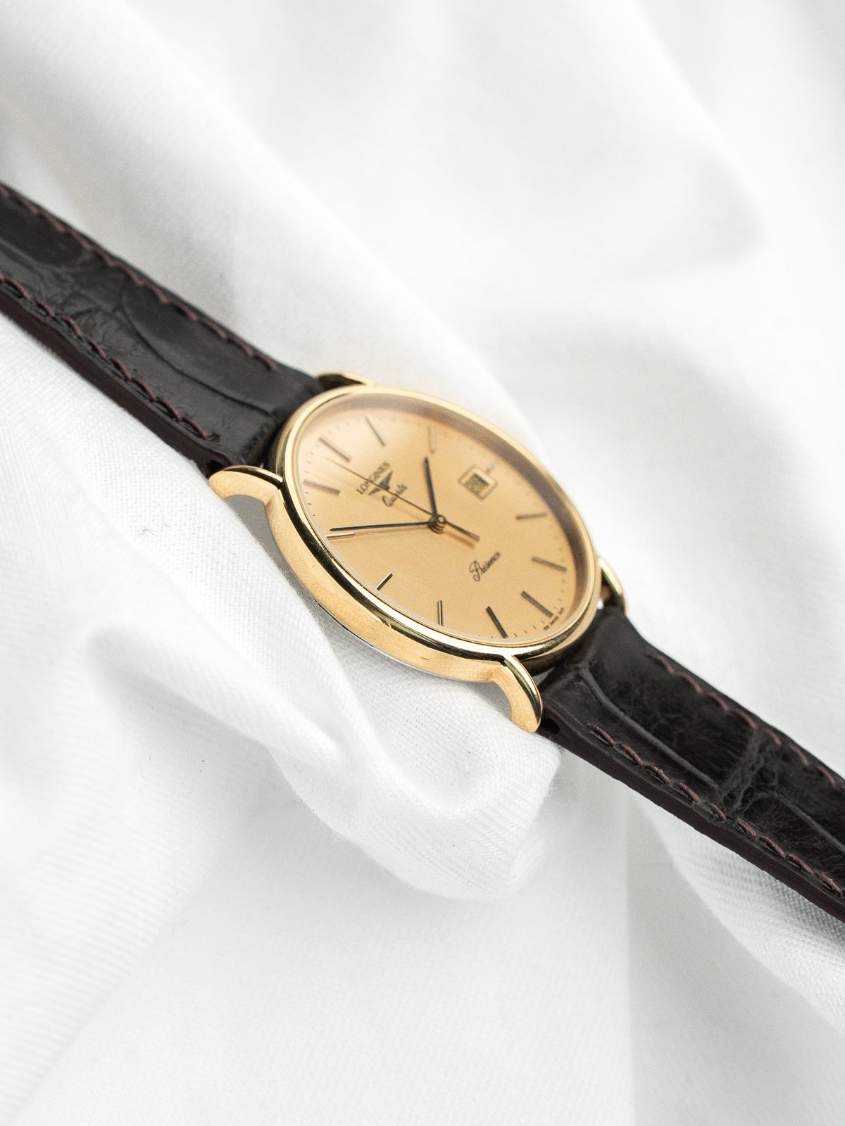 Vista inclinata della cassa placcata oro - Orologio Longines Présence Vintage - Atelier Victor