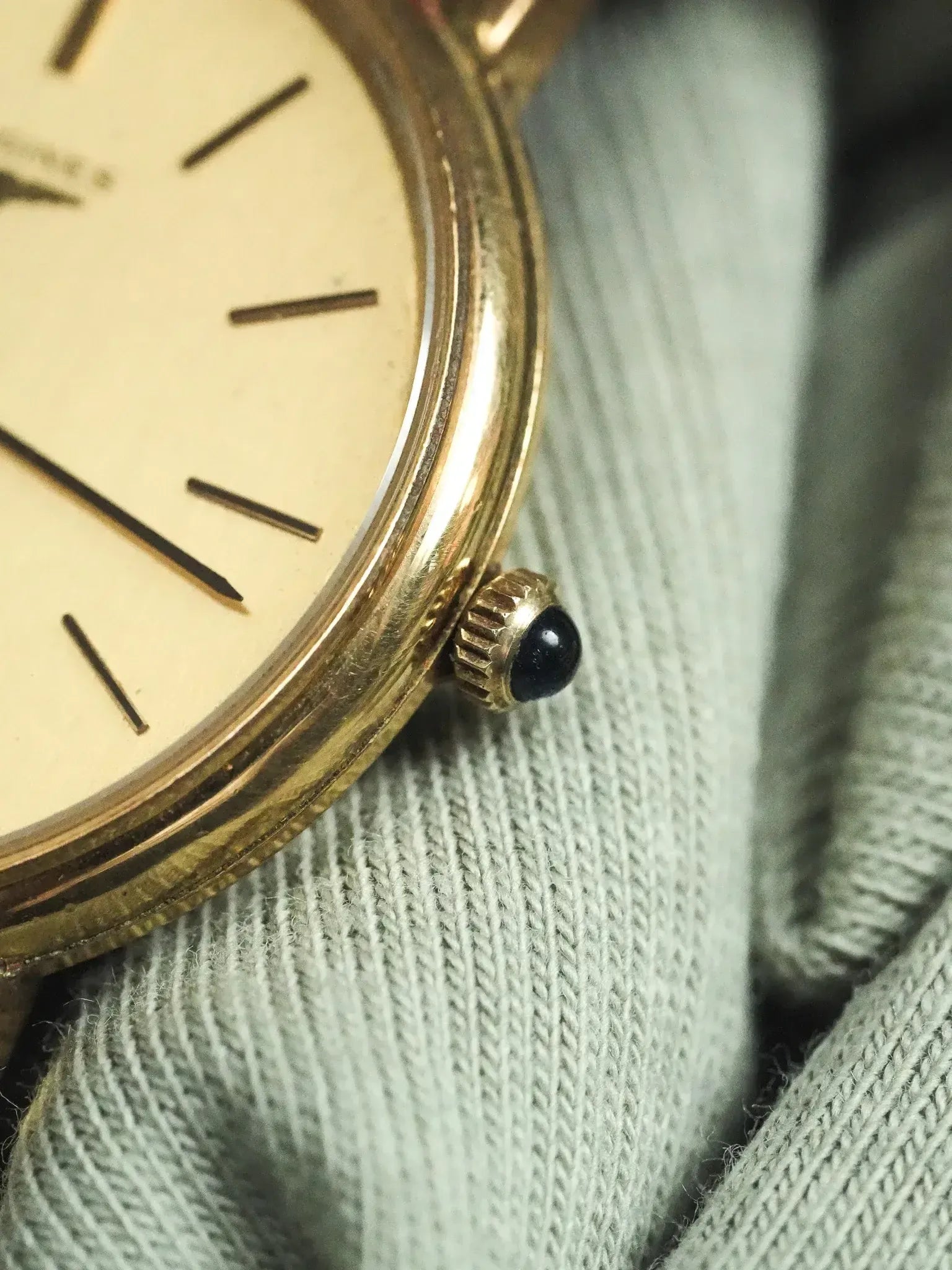 Montre Longines Vintage - Ronde Or Cabochon noir (Années 1970) - Atelier Victor