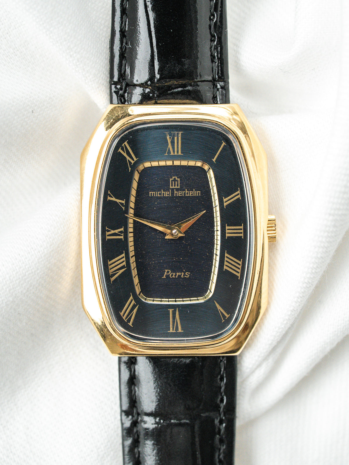 Cadran bleu à deux niveaux et chiffres romains dorés - Montre Michel Herbelin Tonneau Vintage - Atelier Victor