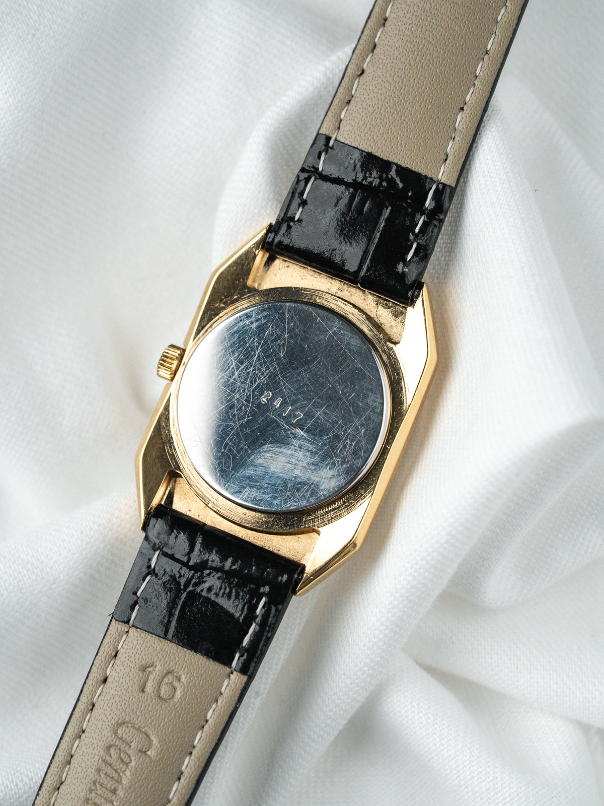 Boîtier tonneau plaqué or à pans coupés - Montre Michel Herbelin Tonneau Vintage - Atelier Victor