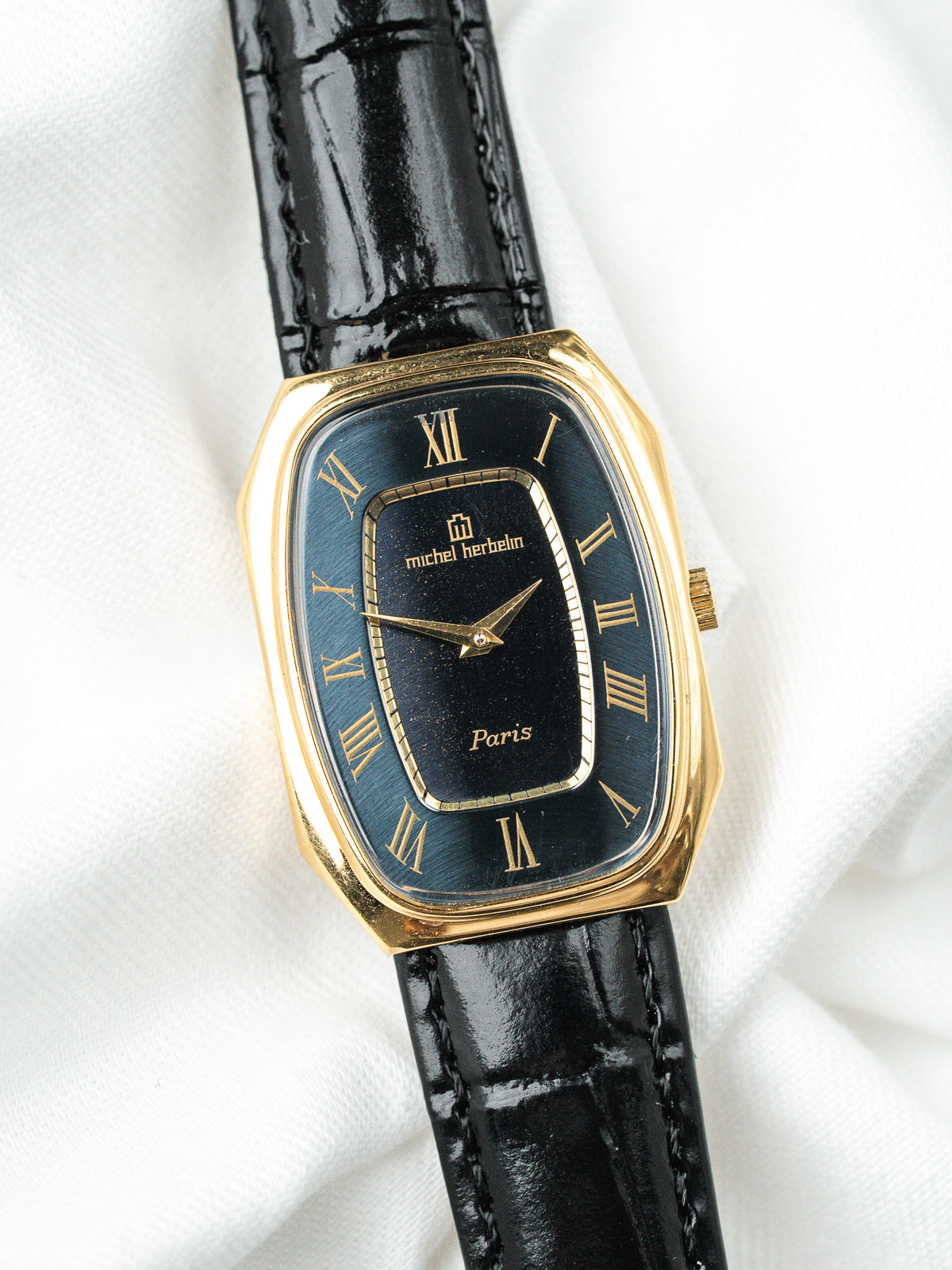 Panneau central piqueté d'or sous filet godronné - Montre Michel Herbelin Tonneau Vintage - Atelier Victor
