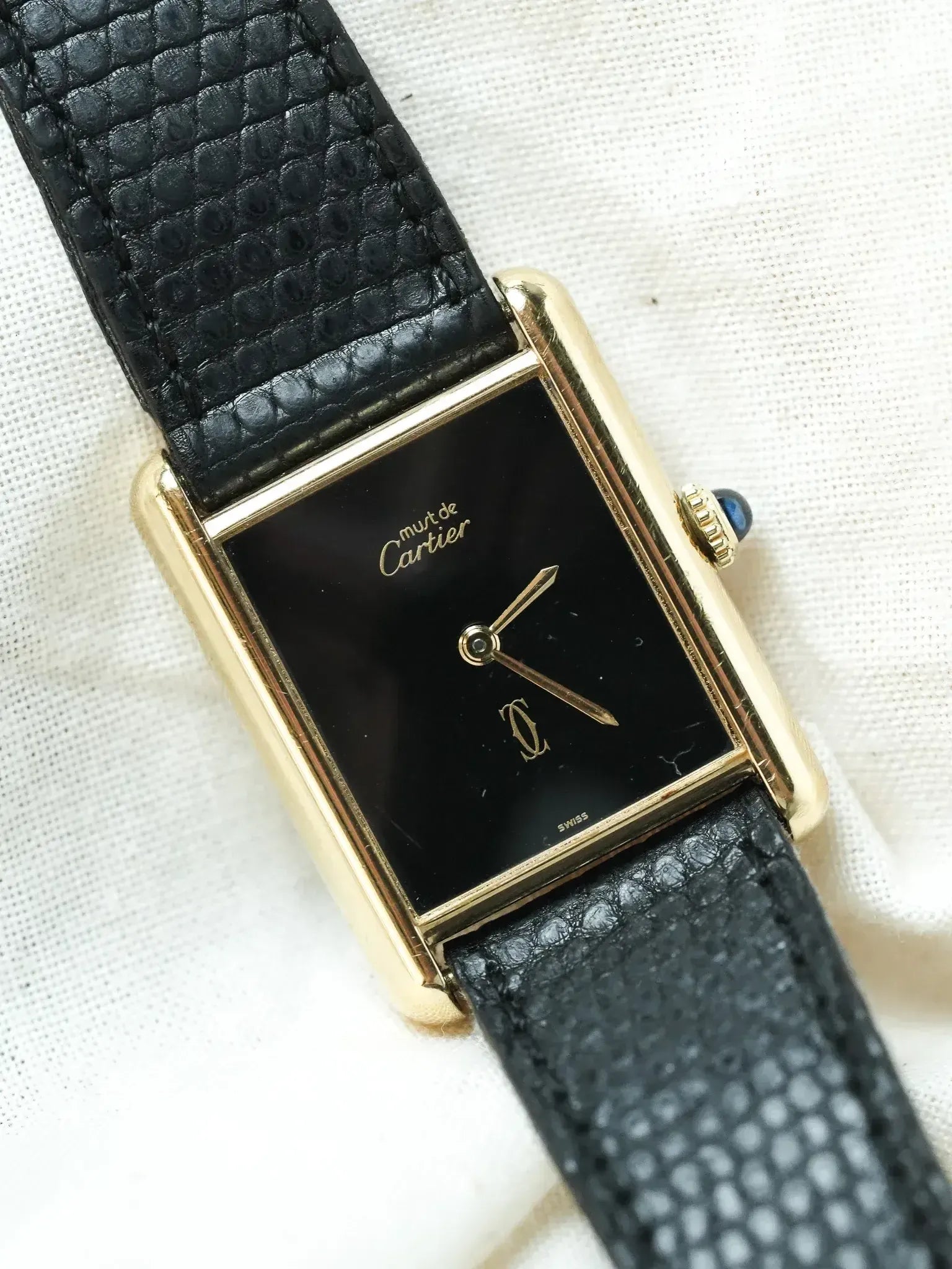 Montre Must de Cartier Tank Vintage - Vermeil Cadran Noir (Années 1980) - Atelier Victor