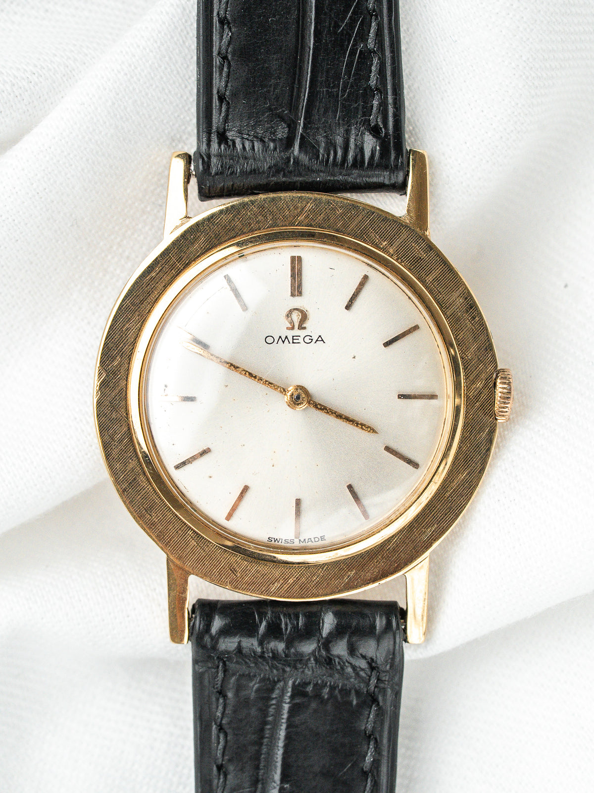Cadran argenté soleillé et index rivetés - Montre Omega 111.003 Plaqué Or Vintage - Atelier Victor