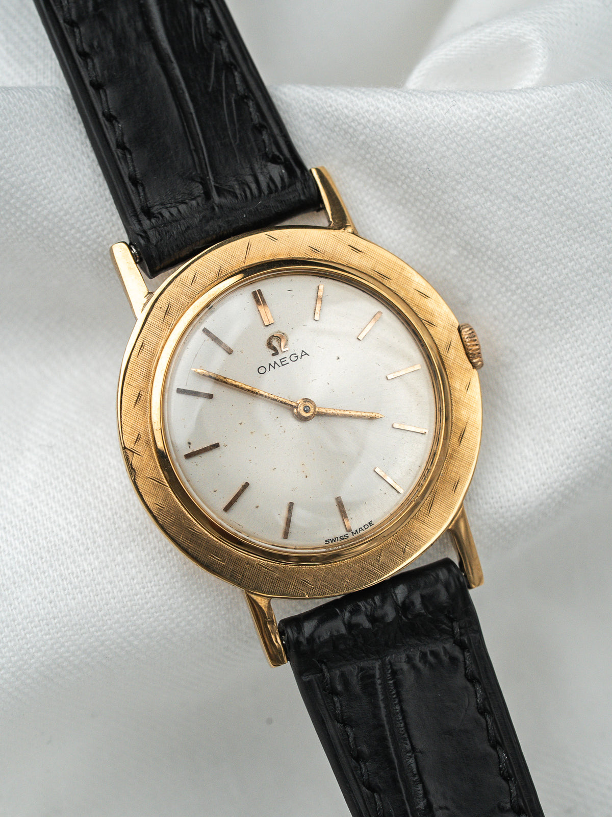Lunette large gravée au croisillon - Montre Omega 111.003 Plaqué Or Vintage - Atelier Victor