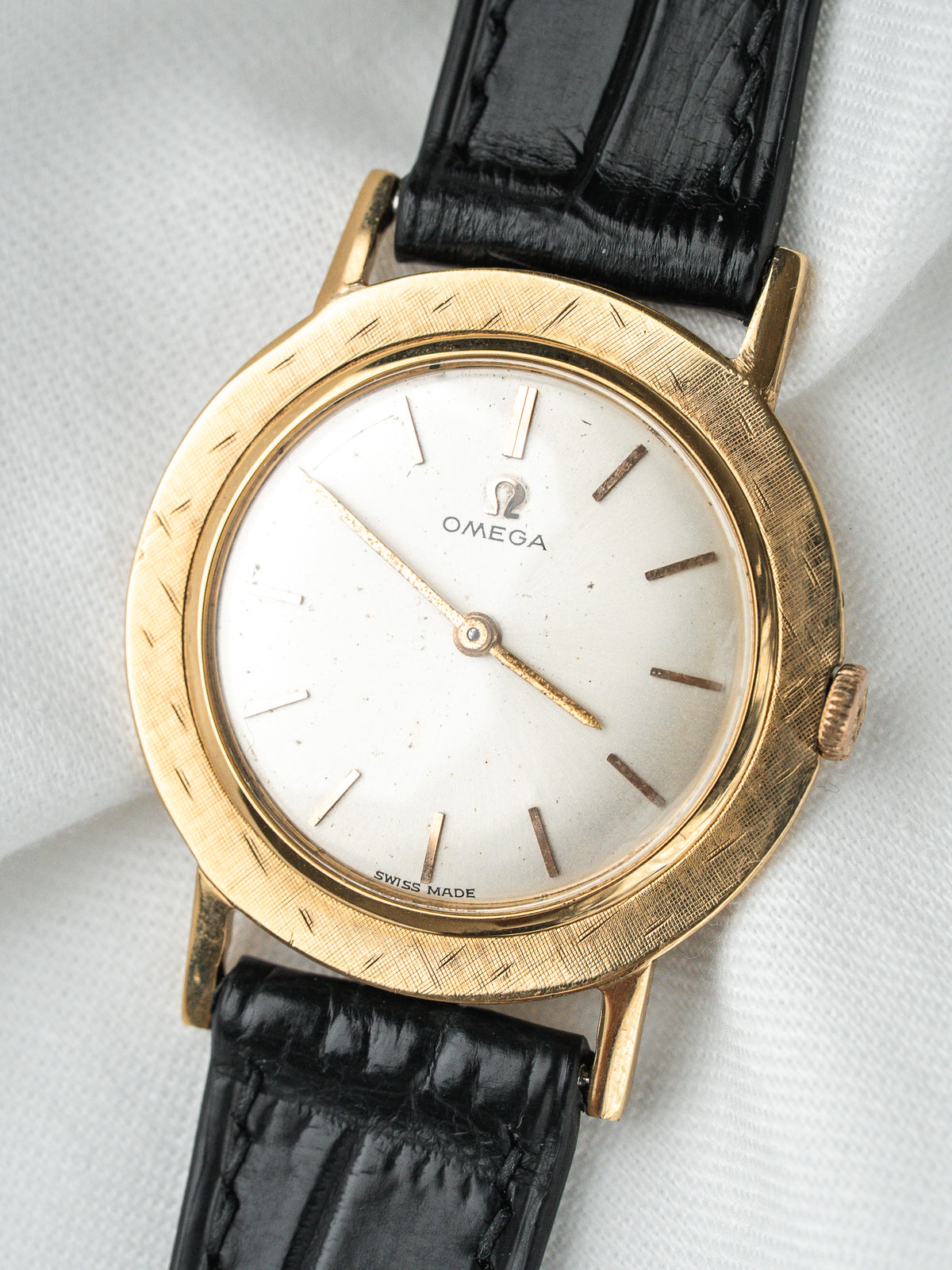 Index bâtons d'or rivetés à la main - Montre Omega 111.003 Plaqué Or Vintage - Atelier Victor