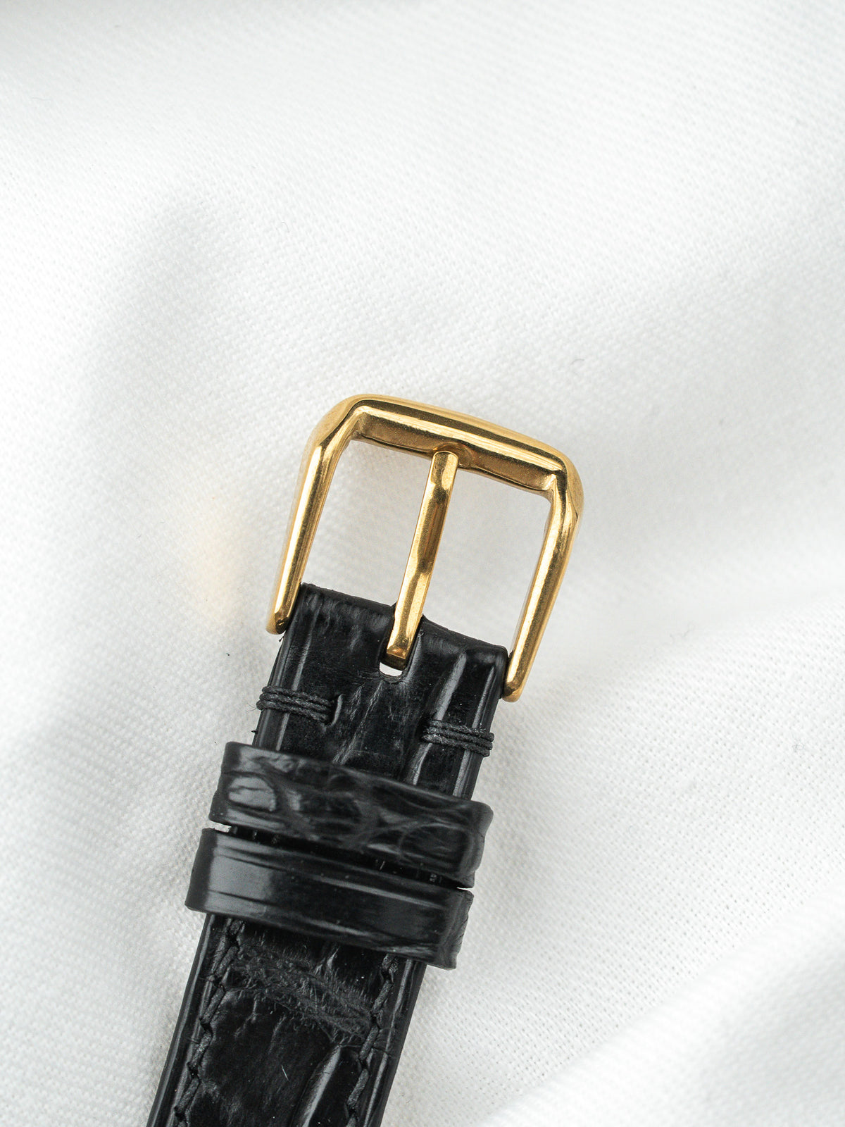 Boîtier plaqué or de trois quarts - Montre Omega 111.003 Plaqué Or Vintage - Atelier Victor