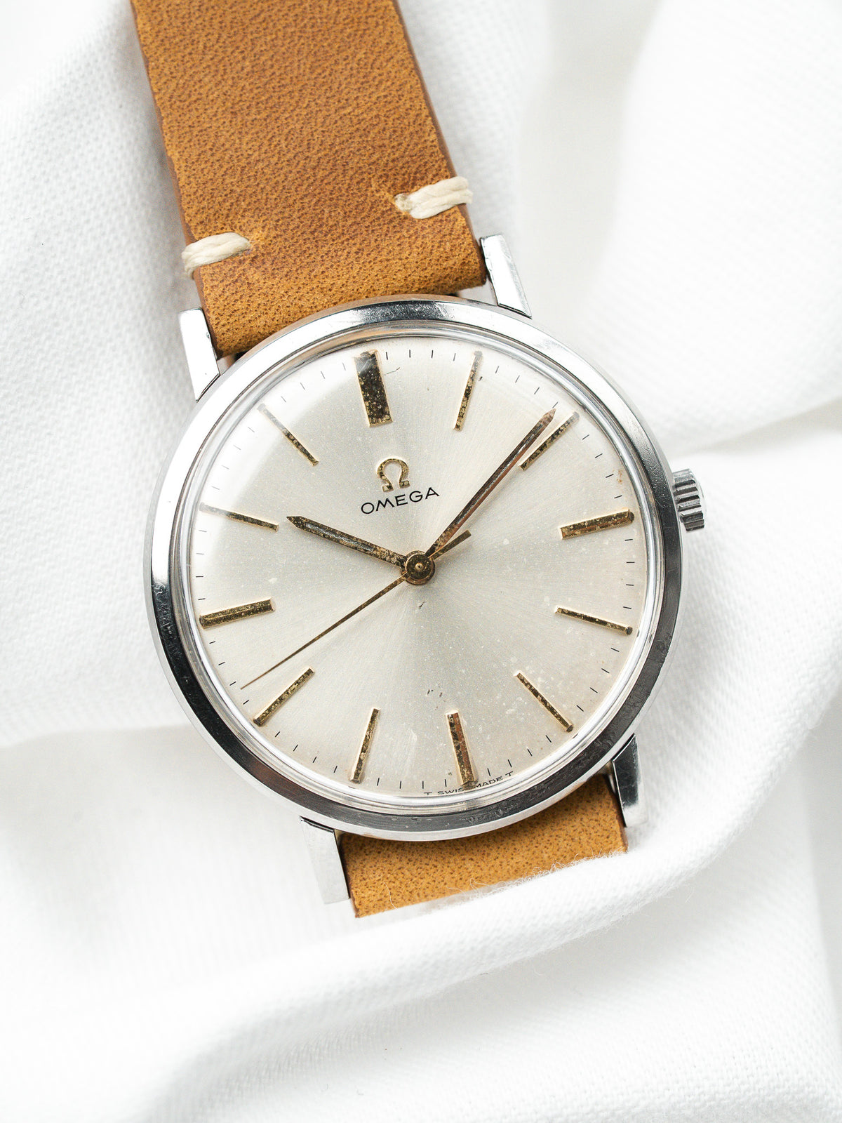 Índices de tritio patinados y mención T SWISS MADE T - Reloj Omega 131.019 Acero 1964 - Atelier Victor