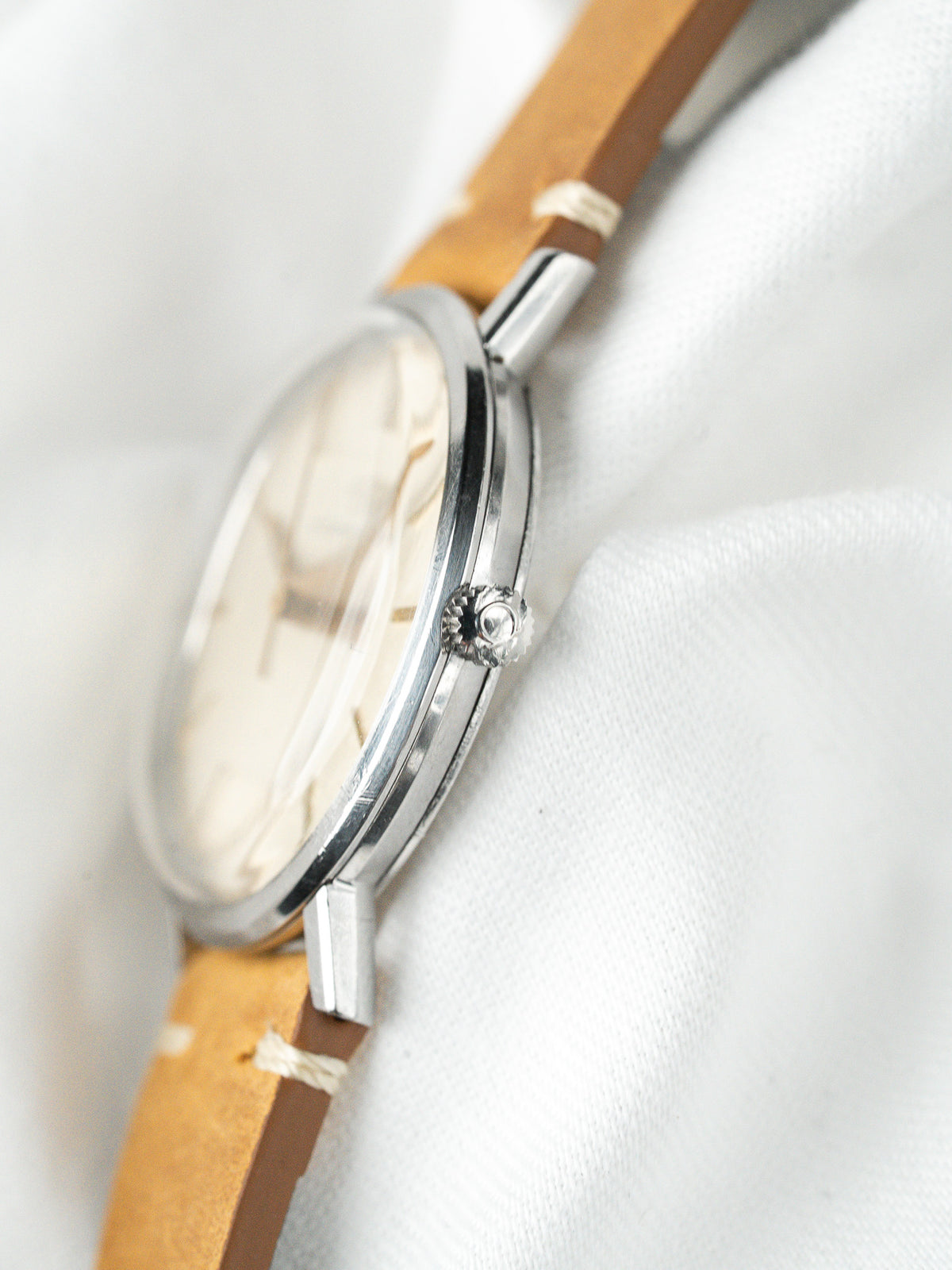 Agujas bastón doradas y segundero central - Reloj Omega 131.019 Acero 1964 - Atelier Victor