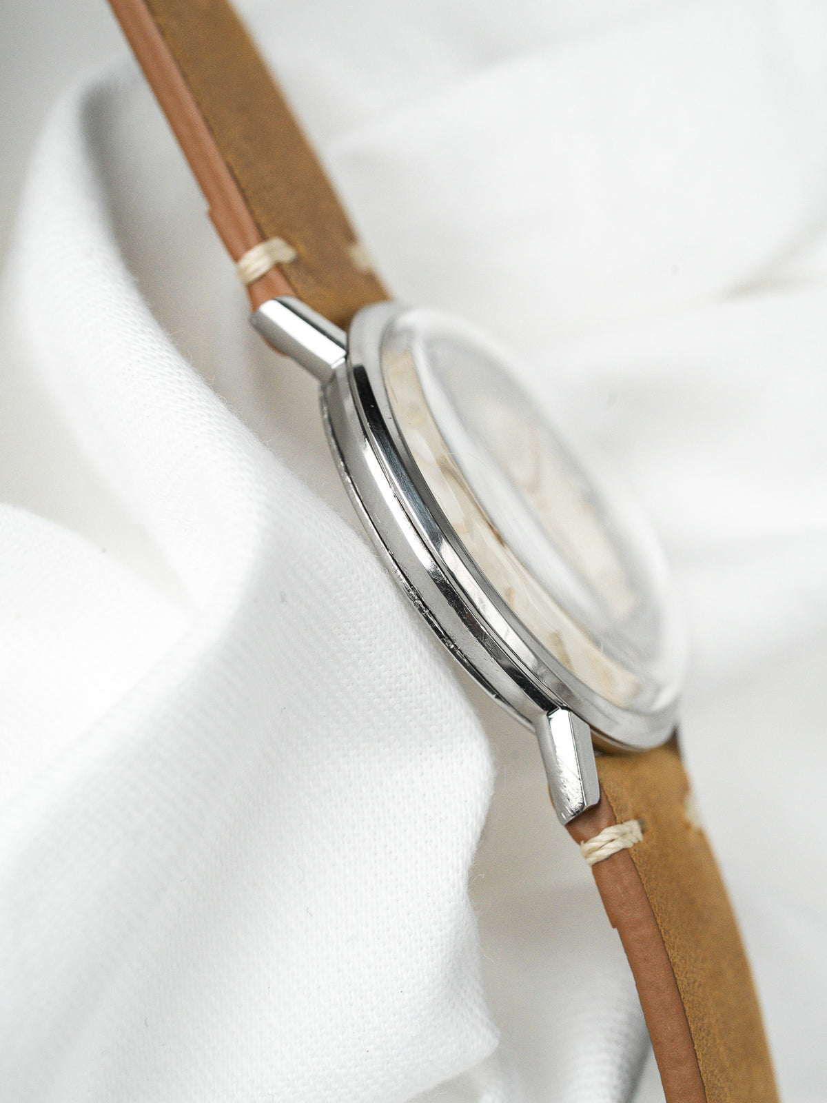 Caja de acero con bisel facetado - Reloj Omega 131.019 Acero 1964 - Atelier Victor