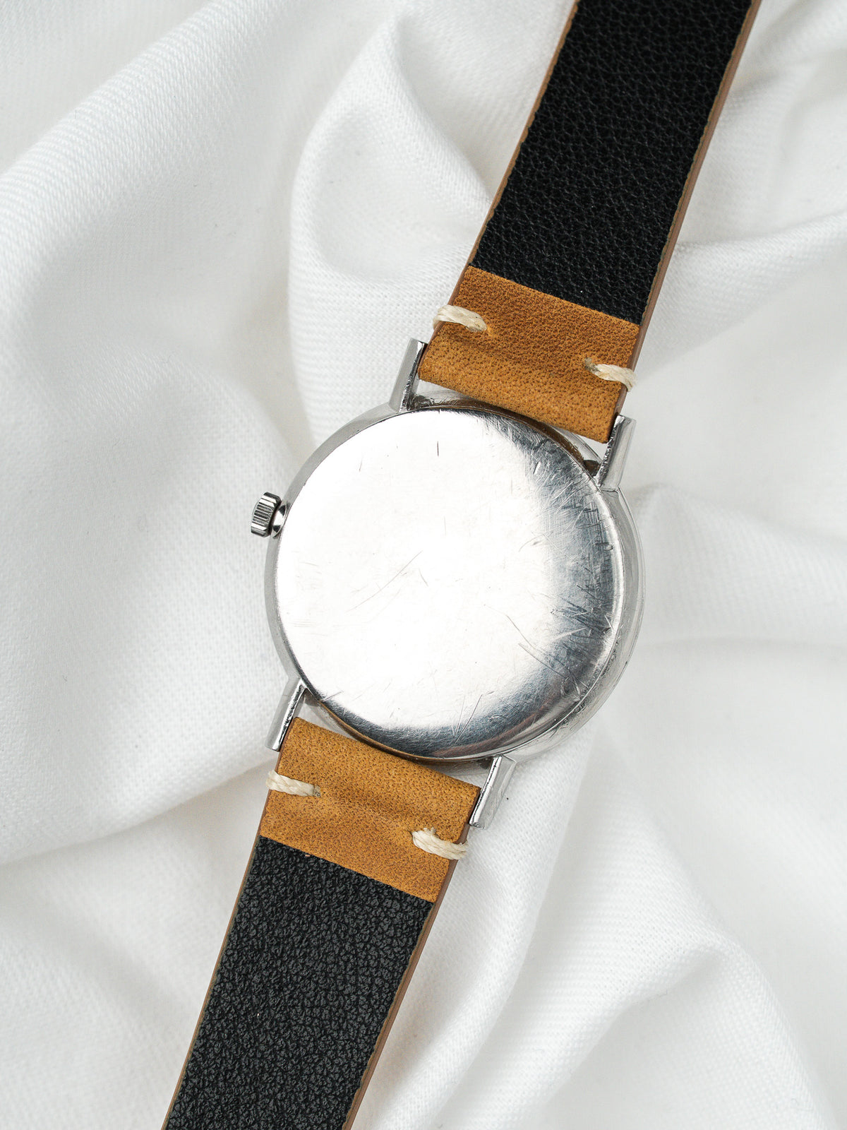 Corona de acero y perfil de la caja - Reloj Omega 131.019 Acero 1964 - Atelier Victor