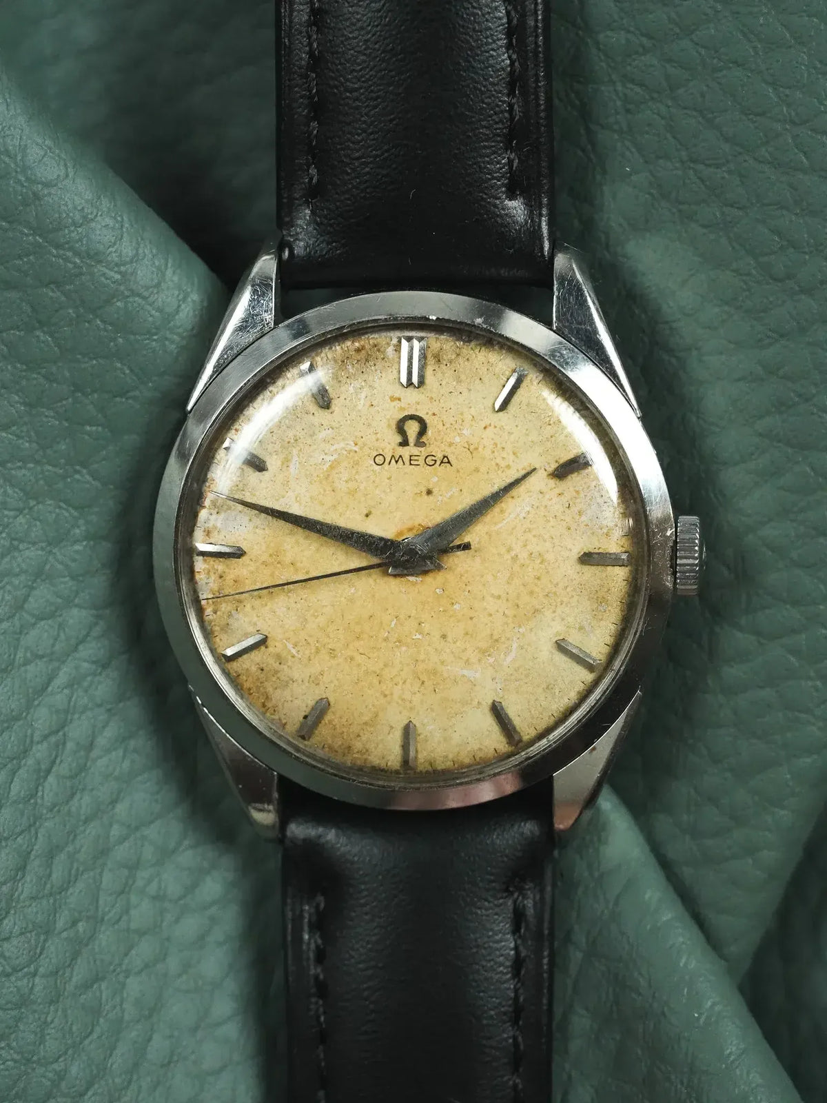 Cadran crème patiné et index bâtons appliqués - Montre Omega 2910-5 SC Vintage - Atelier Victor