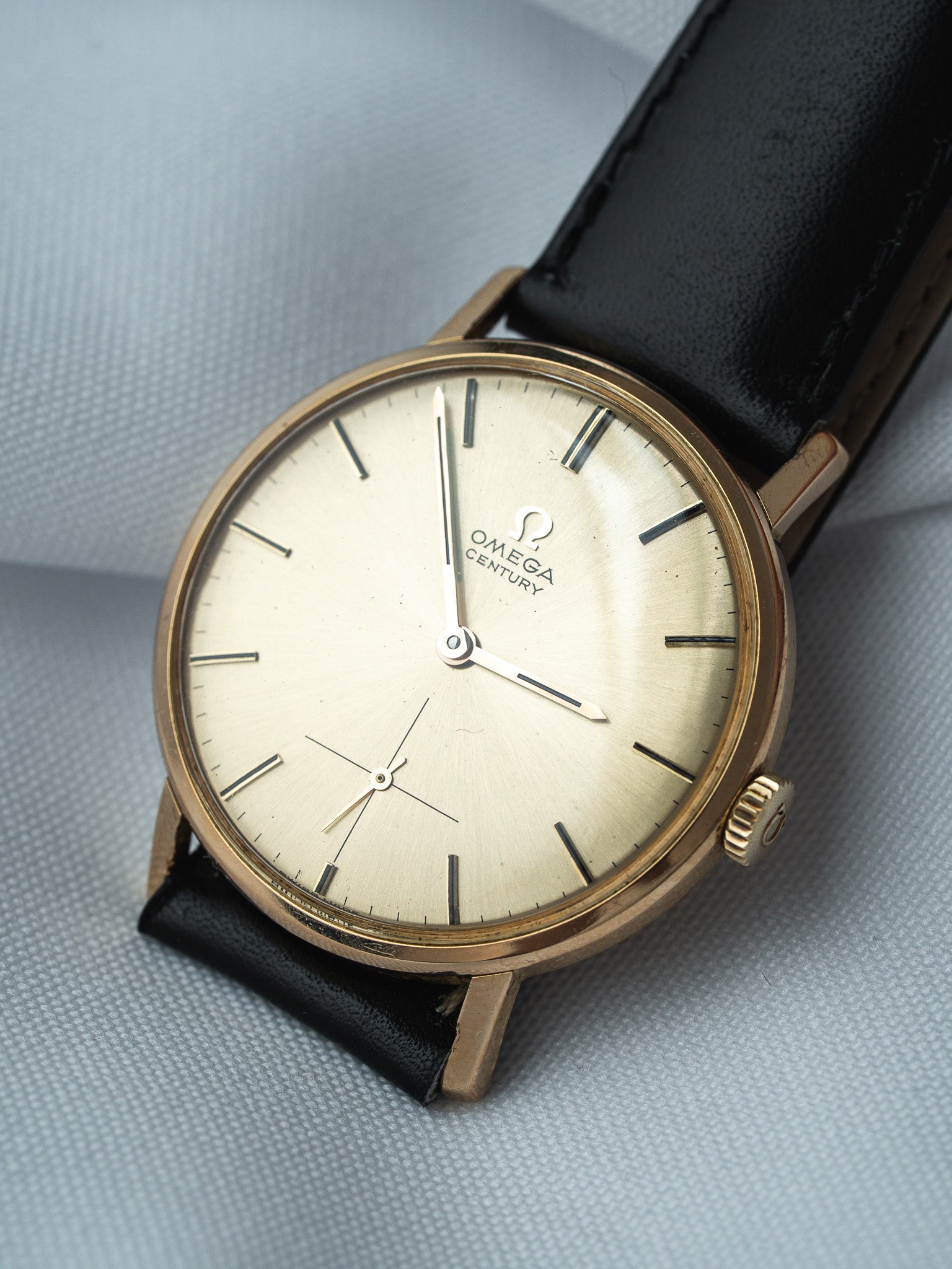 Montre Omega Century 121.014 Vintage - 33mm Or Jaune 18K (1964) - Atelier Victor