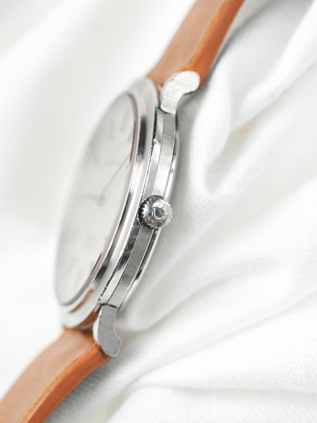 Lunette fine à gradin et cornes facettées - Montre Omega Constellation 157.0001 Vintage - Atelier Victor