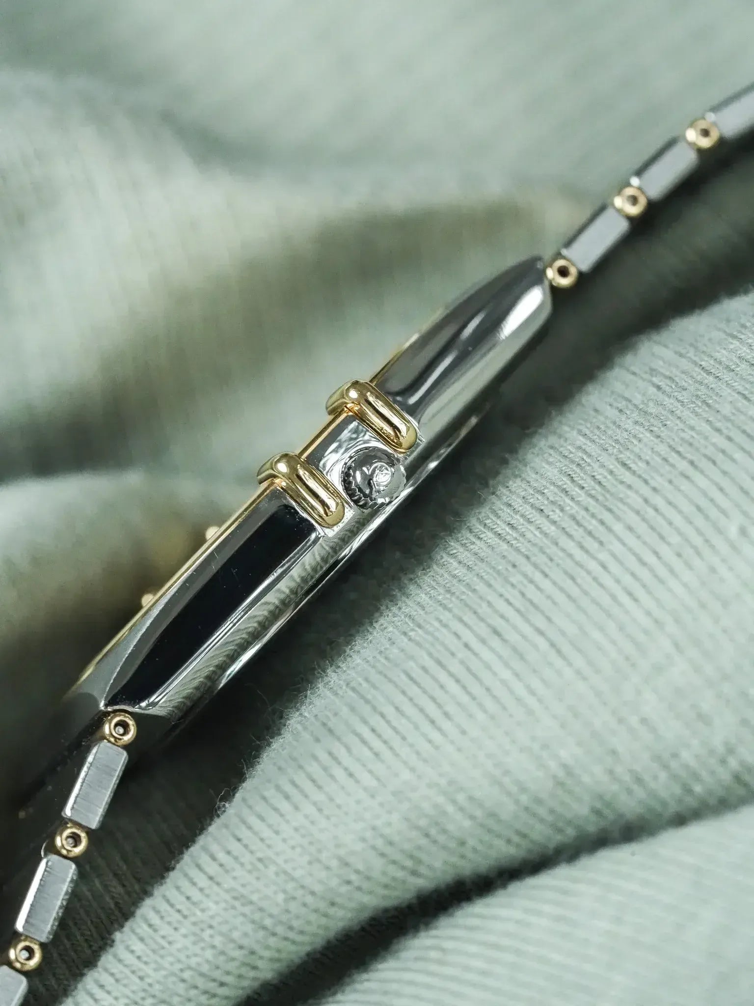 ساعة أوميغا Constellation داي-ديت (1991) – فولاذ وذهب 18 قيراط (حالة جديدة) 