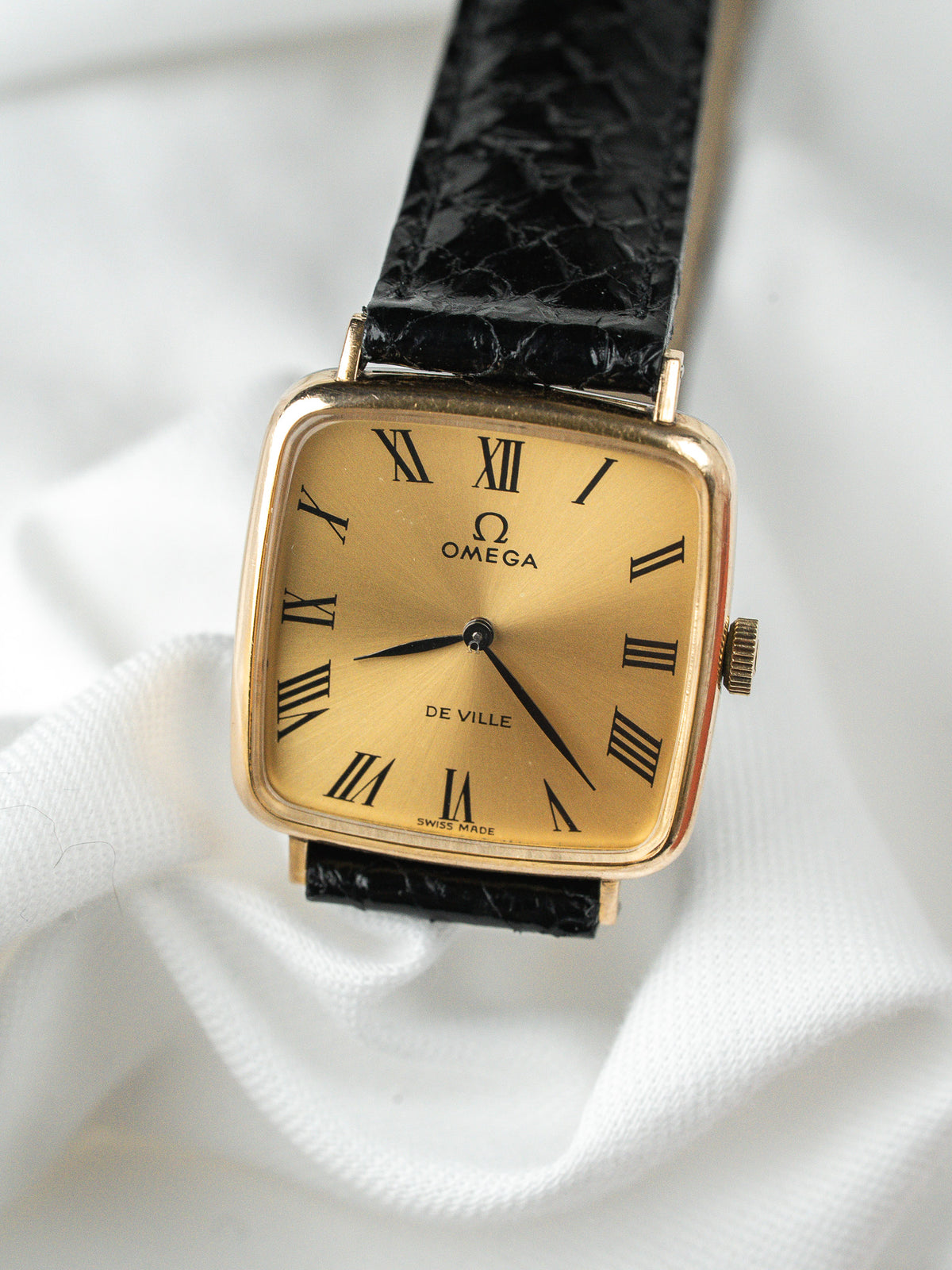 Montre complète à plat sur son bracelet - Montre Omega De Ville 511.415 Vintage - Atelier Victor