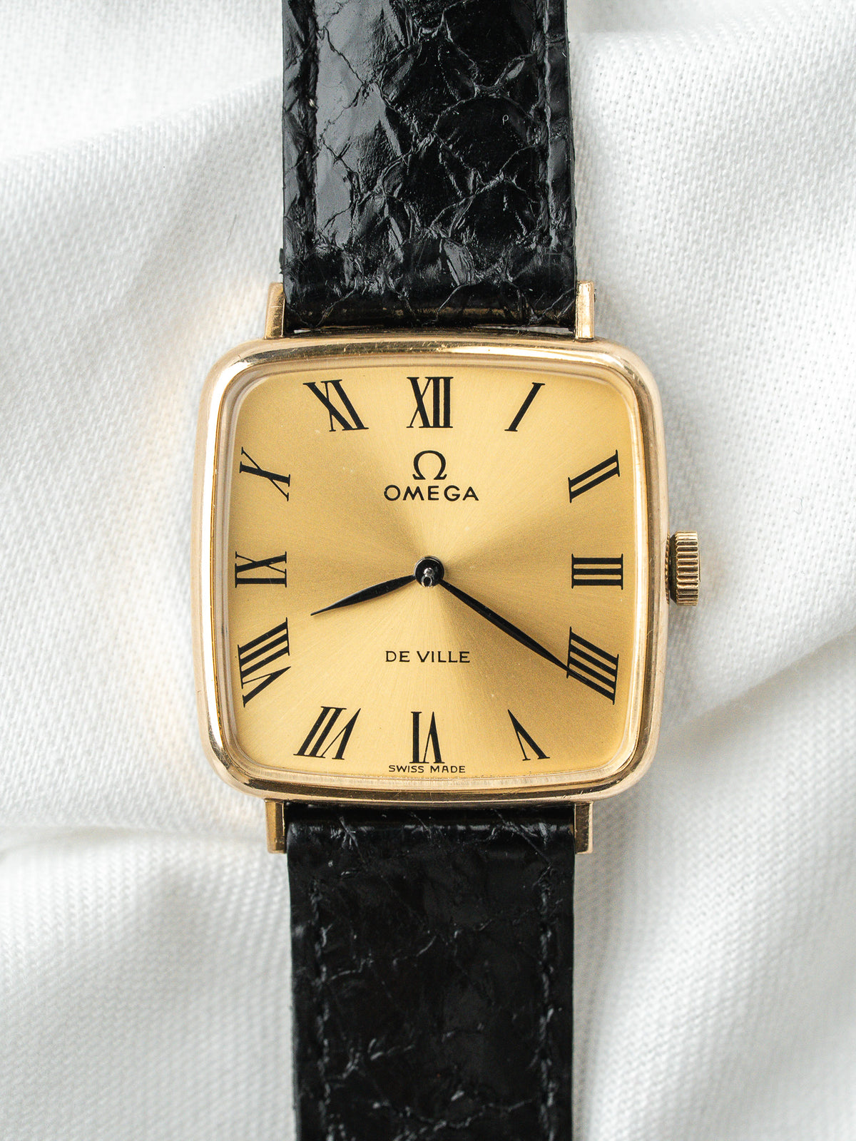 Cadran doré soleillé et chiffres romains noirs - Montre Omega De Ville 511.415 Vintage - Atelier Victor