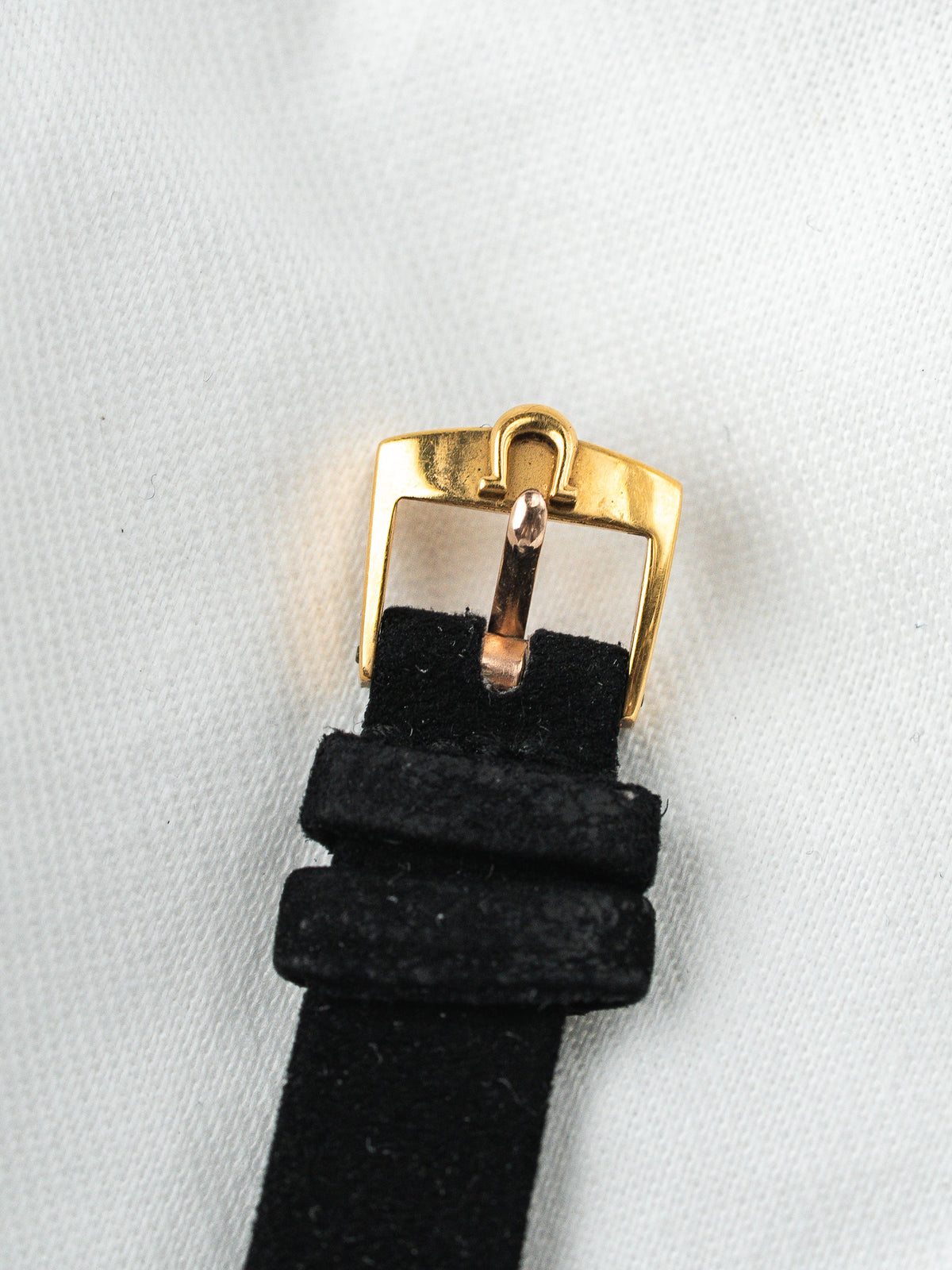Серебристый циферблат в скользящем свете - часы Omega De Ville 541.003 Vintage - Atelier Victor