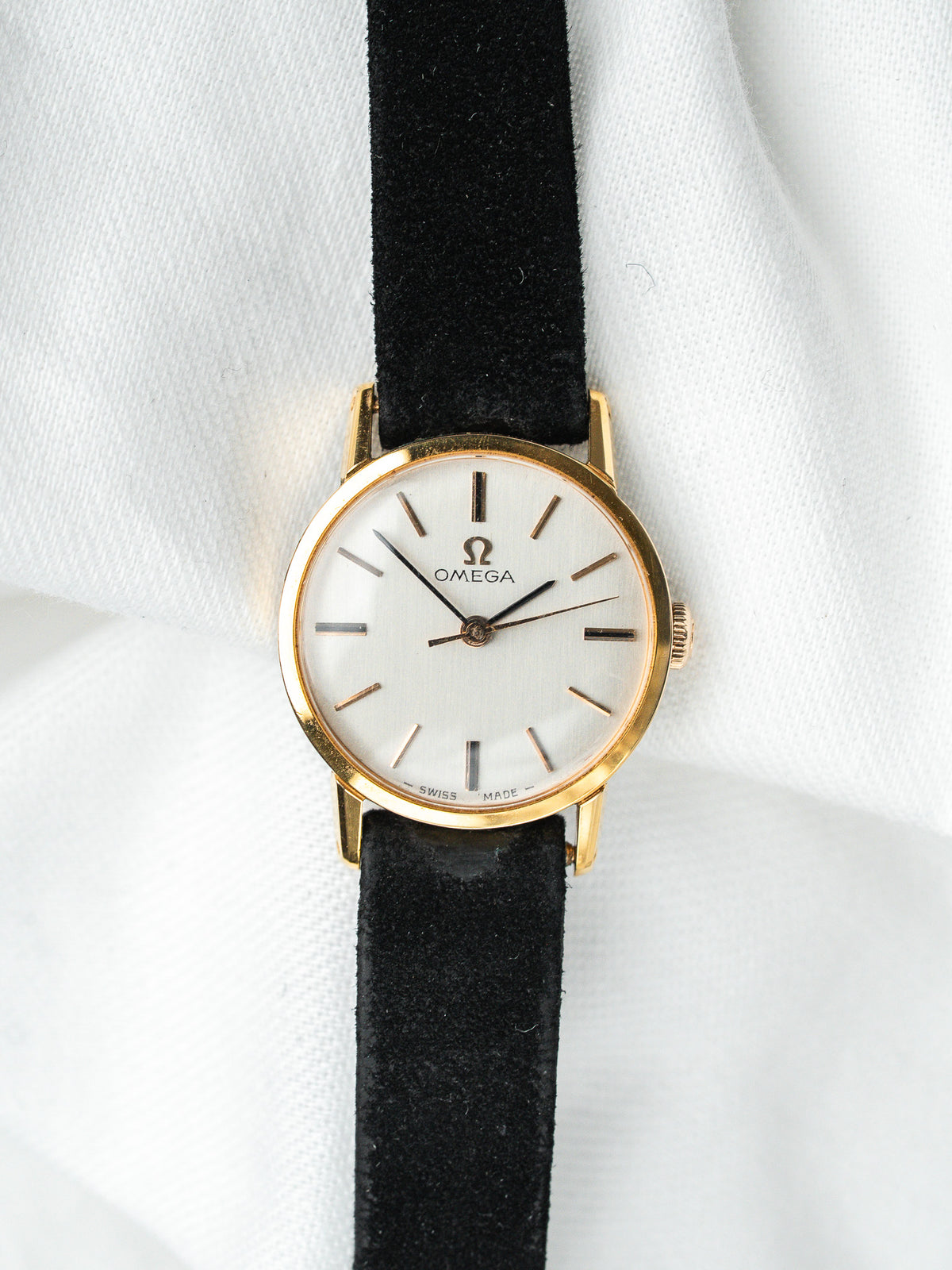 Корпус в ракурсе три четверти, выпуклое акриловое стекло - часы Omega De Ville 541.003 Vintage - Atelier Victor