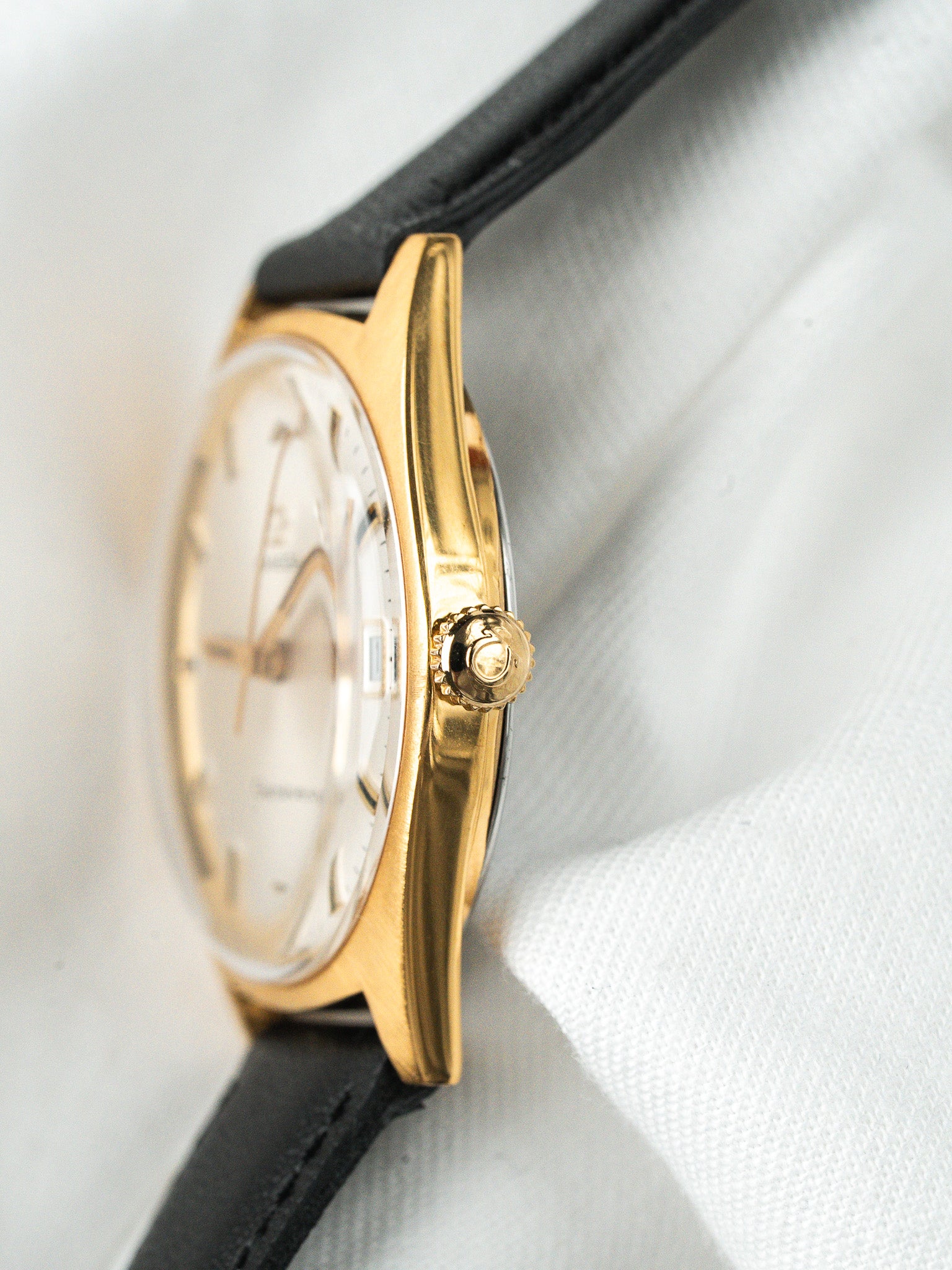 Omega Watch Genève 136.041 Gold-Plated — Silver Dial (1970) 
