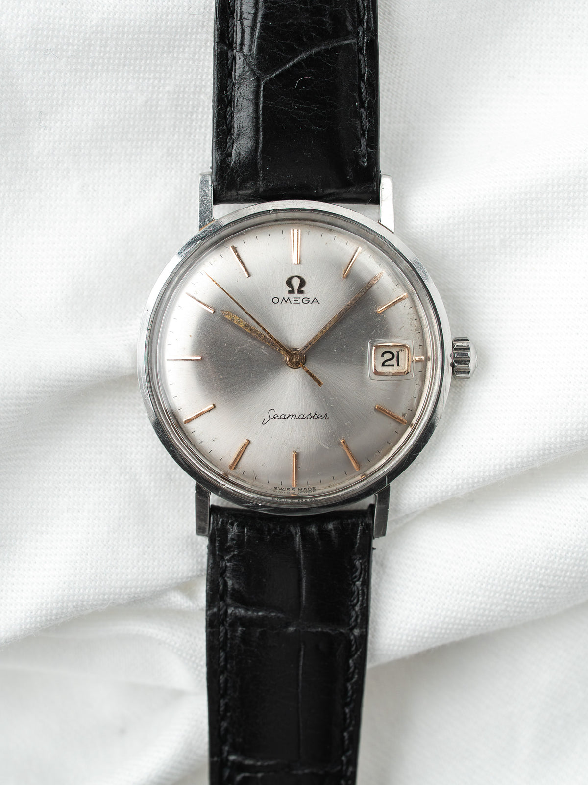 Montre Omega Seamaster vintage, cadran argenté, boîtier acier et bracelet cuir noir