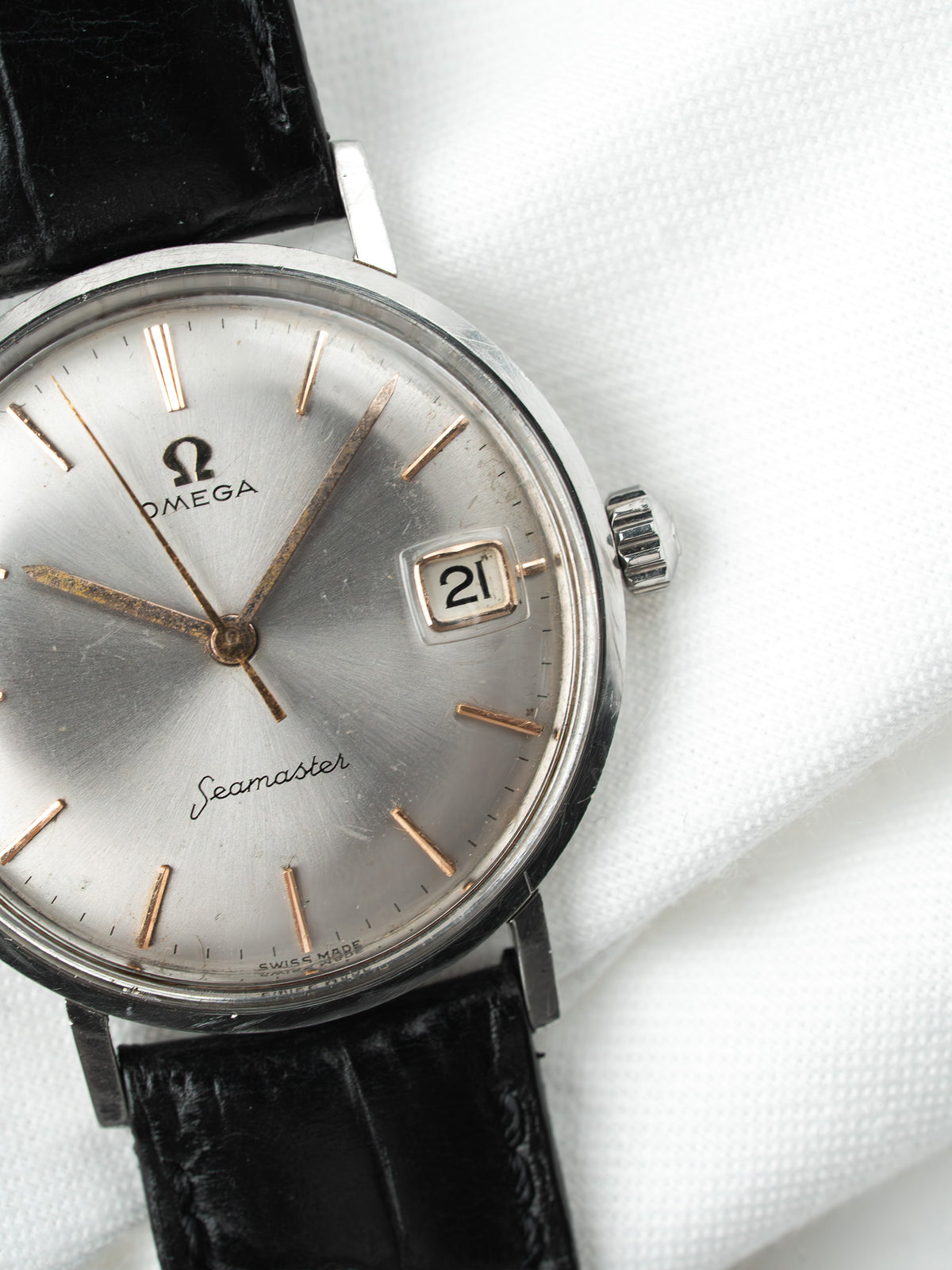 Montre Omega Seamaster vintage, boîtier acier, cadran argenté et bracelet cuir noir