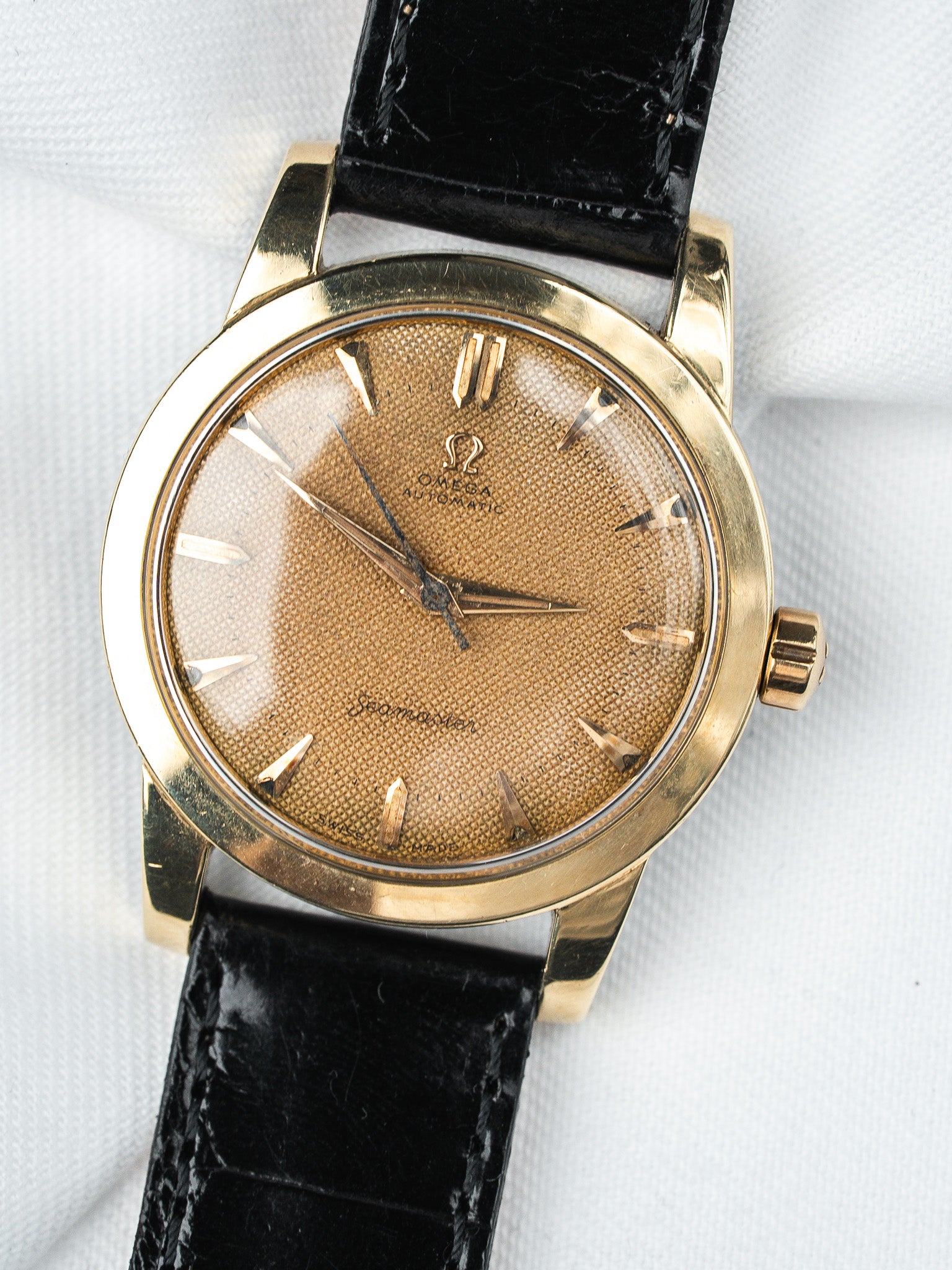 ساعة Omega Seamaster أوتوماتيكية من الذهب — قرص بنقشة خلية النحل (1950) 