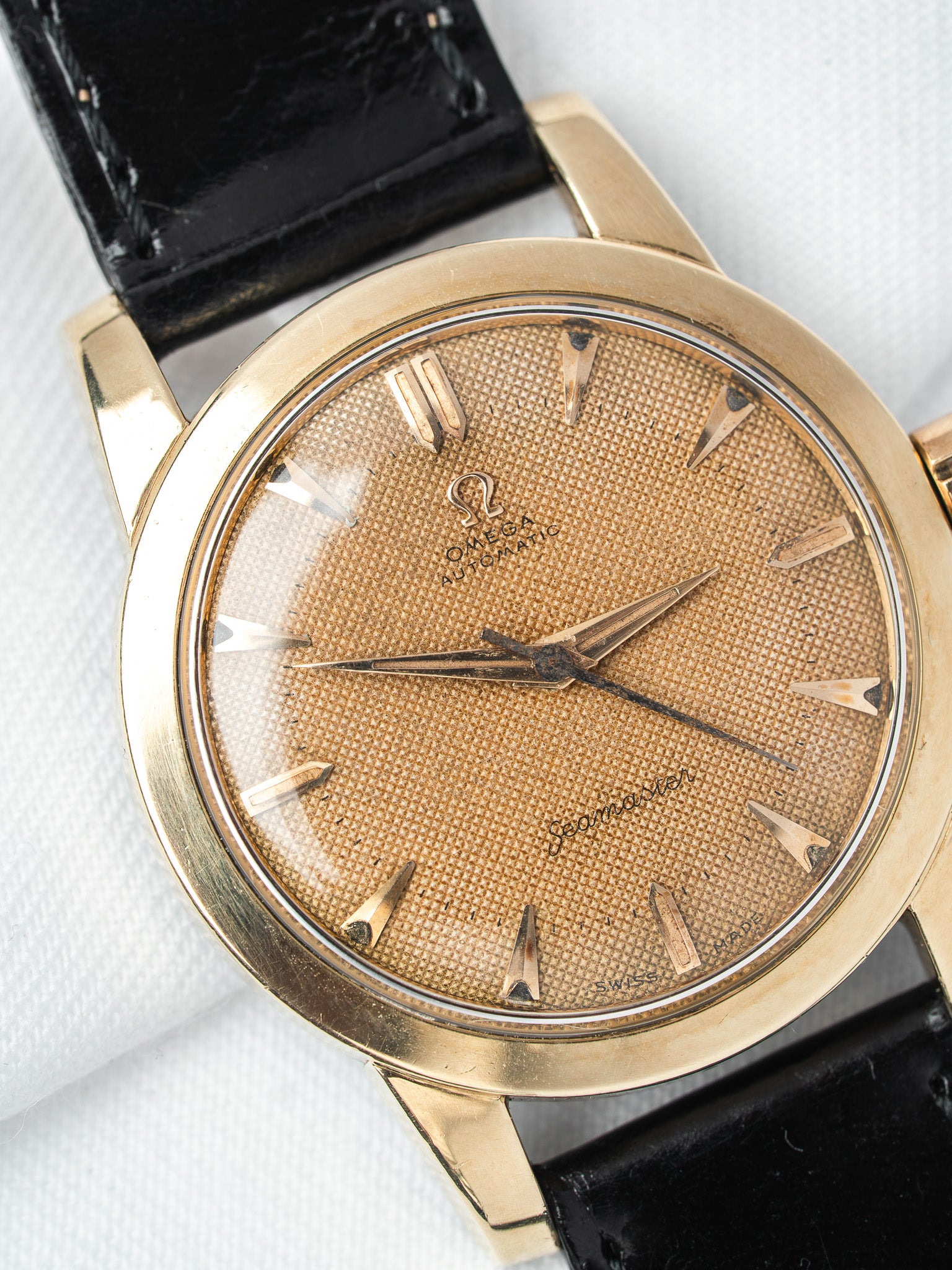 ساعة Omega Seamaster أوتوماتيكية من الذهب — قرص بنقشة خلية النحل (1950) 
