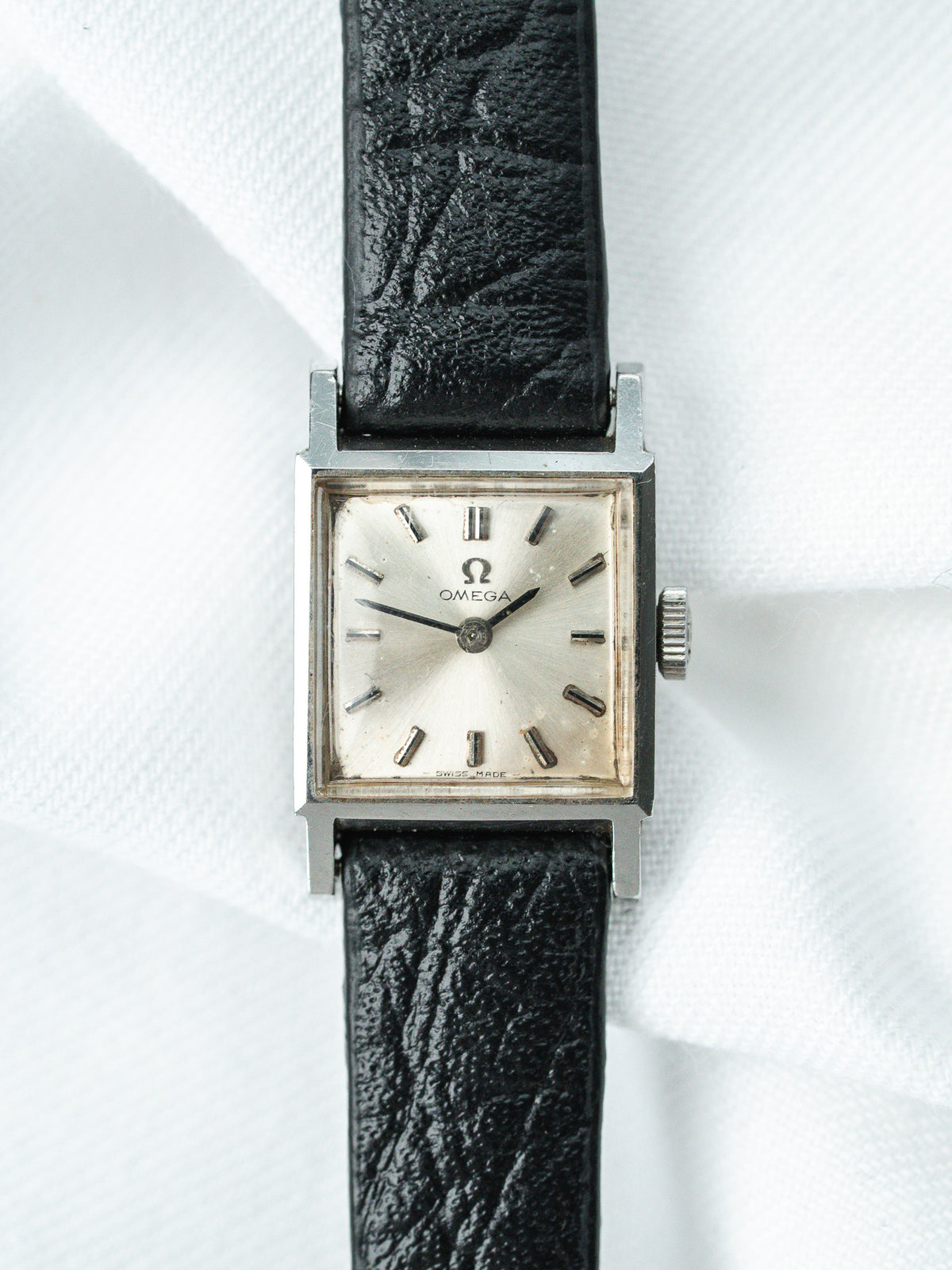 Vue de face sur cuir noir - Montre Omega 511.162 - Atelier Victor