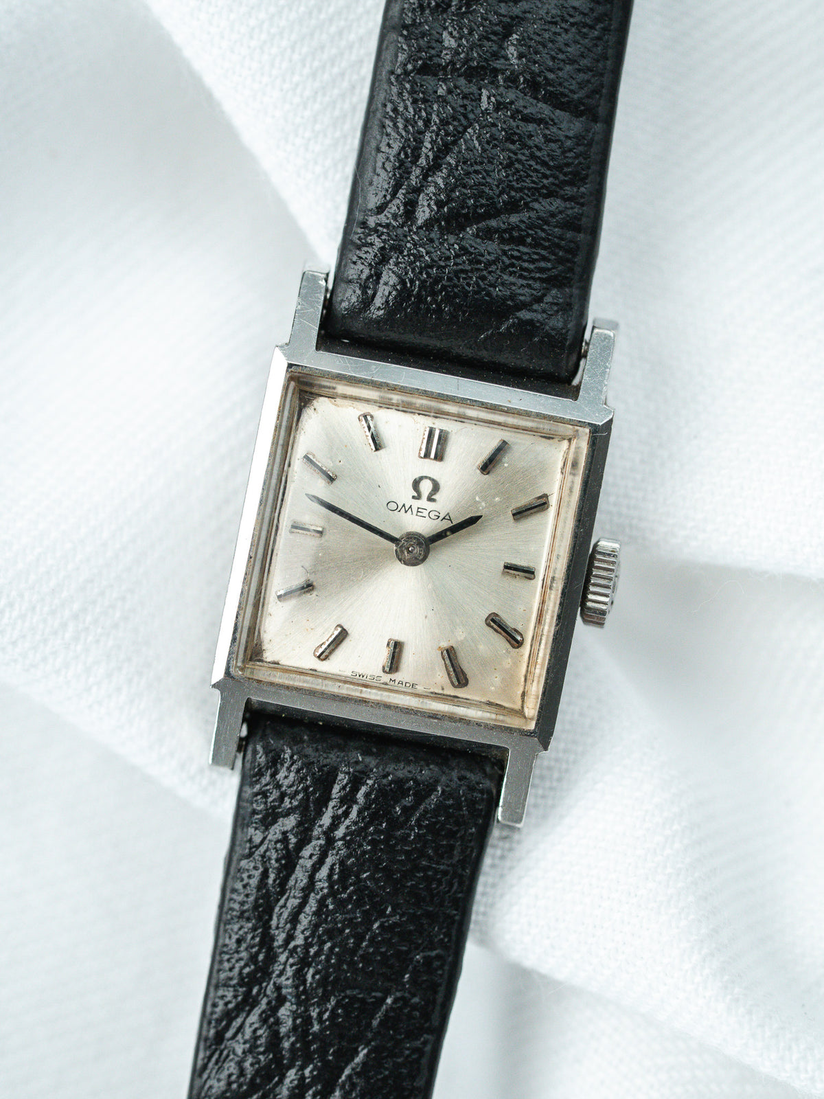 Cadran argenté en léger angle - Montre Omega 511.162 - Atelier Victor