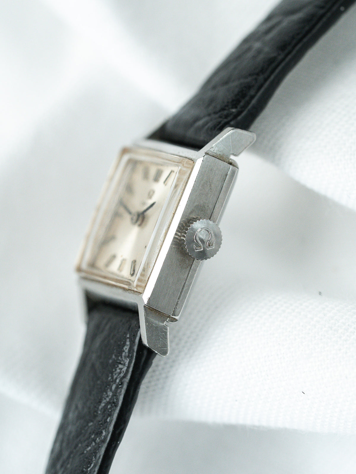 منظر جانبي من جهة التاج - ساعة Omega 511.162 - Atelier Victor