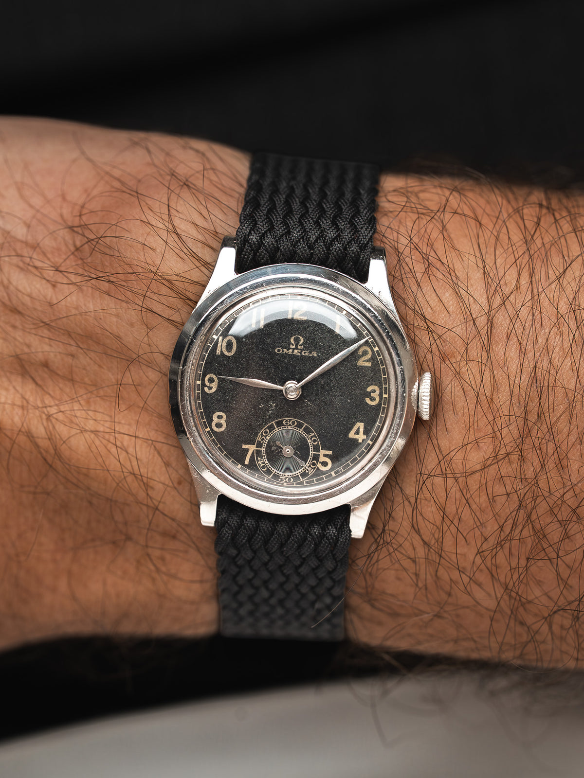 Montre portée au poignet sur bracelet tressé noir - Montre Omega Petite Seconde Cadran Gilt Vintage - Atelier Victor