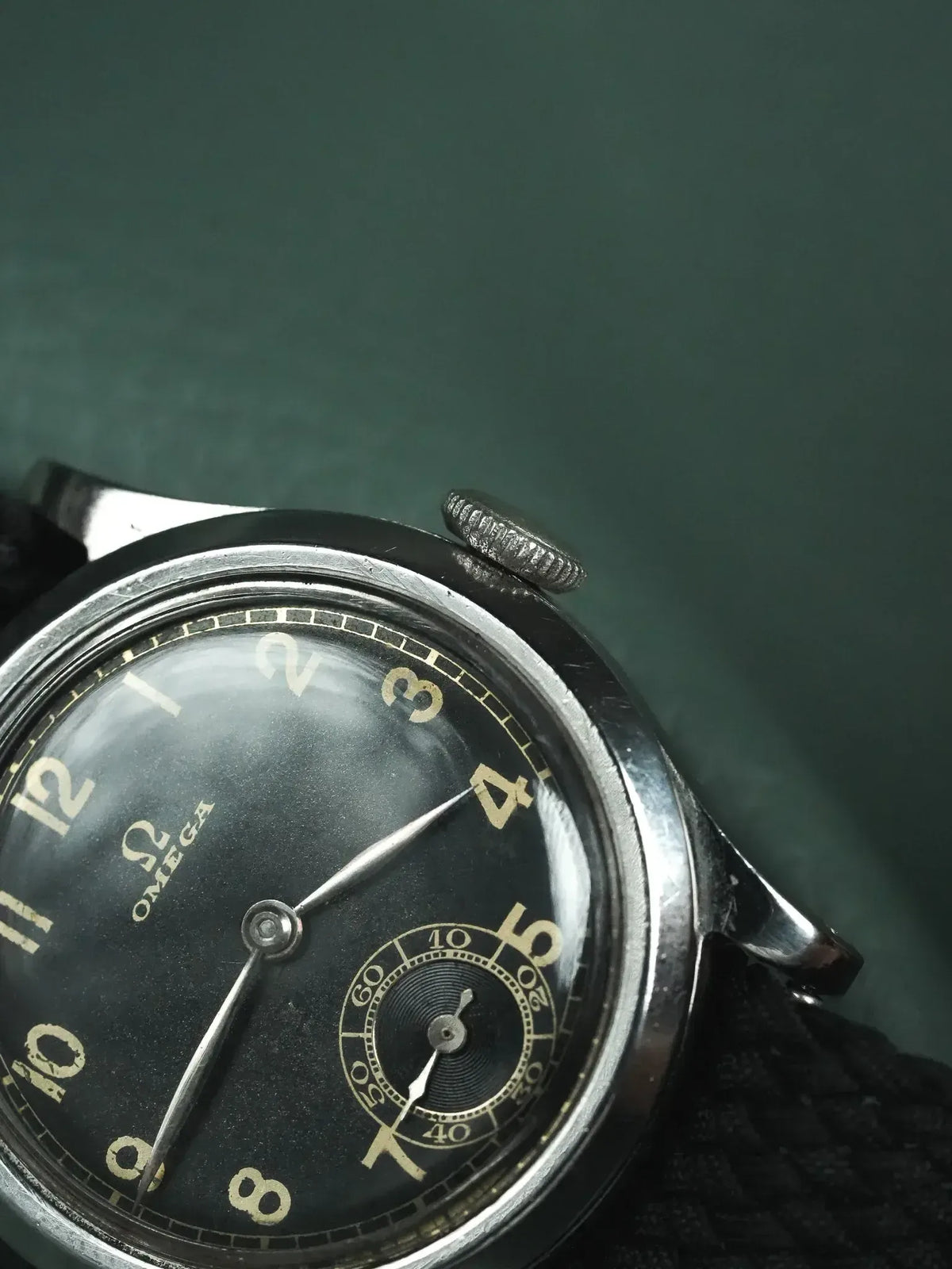 Signature Omega et impression dorée en réserve - Montre Omega Petite Seconde Cadran Gilt Vintage - Atelier Victor