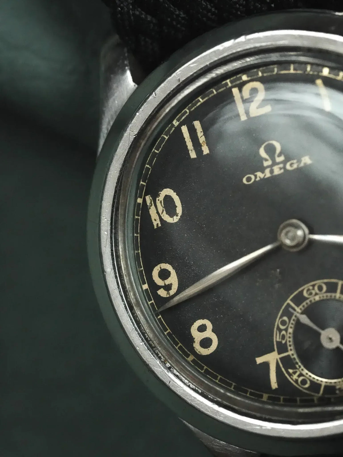 Lunette polie en gradin et verre acrylique bombé - Montre Omega Petite Seconde Cadran Gilt Vintage - Atelier Victor
