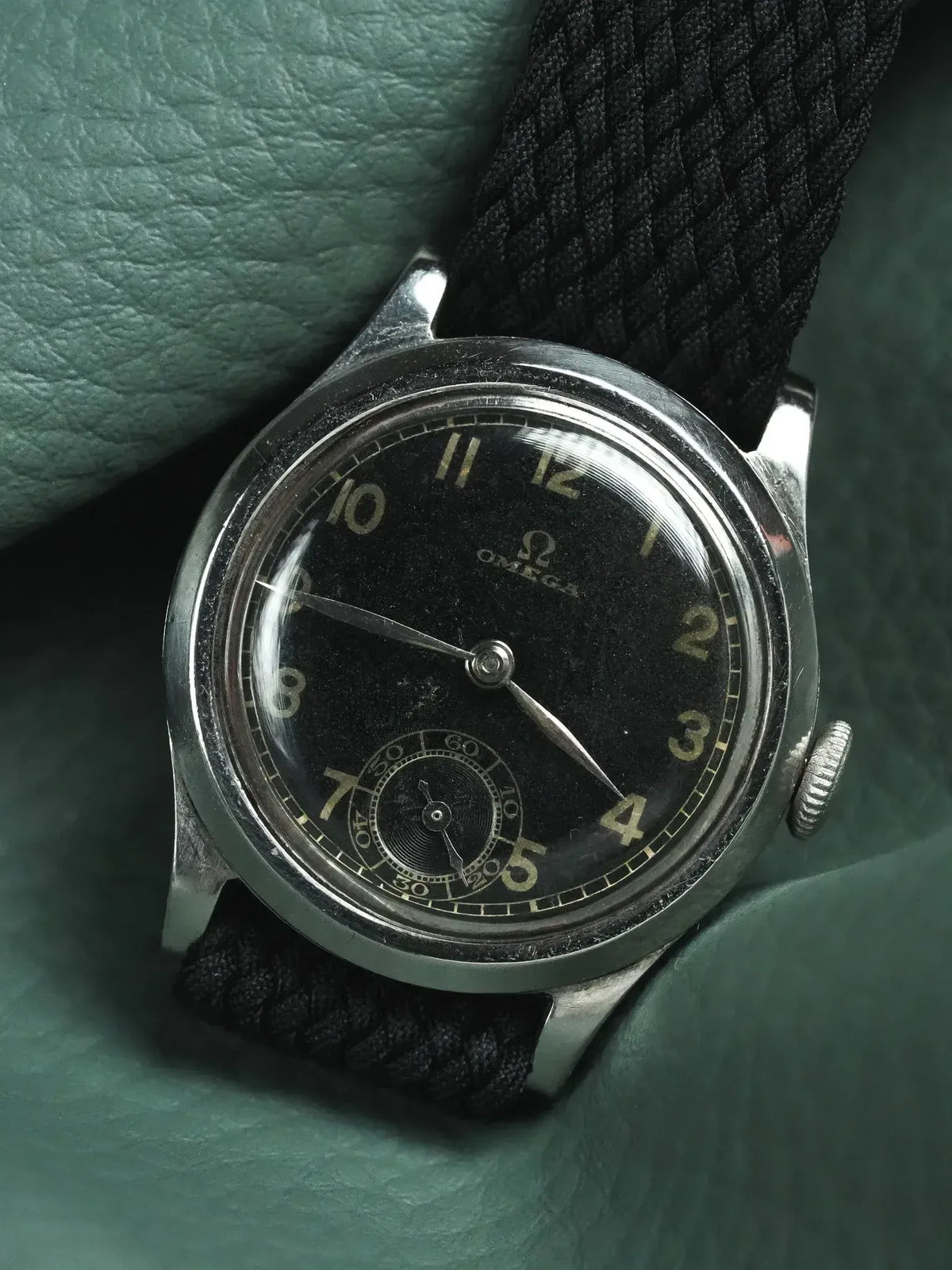 Minuterie chemin de fer et chiffres arabes dorés - Montre Omega Petite Seconde Cadran Gilt Vintage - Atelier Victor