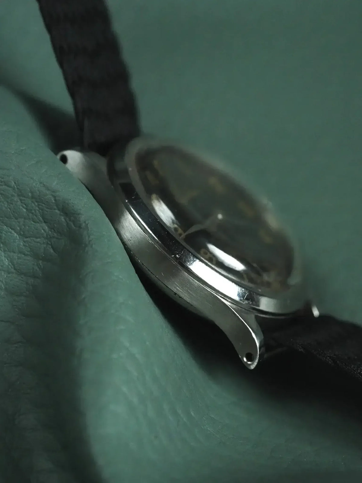 Montre de trois quarts sur bracelet tressé - Montre Omega Petite Seconde Cadran Gilt Vintage - Atelier Victor