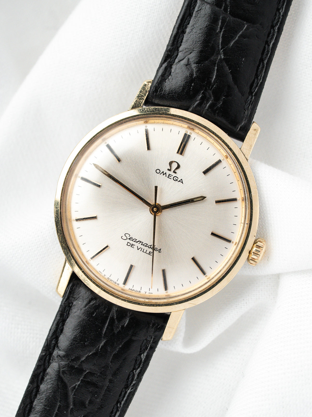 Montre Omega Seamaster de Ville vintage, boîtier or, cadran argenté et bracelet cuir noir