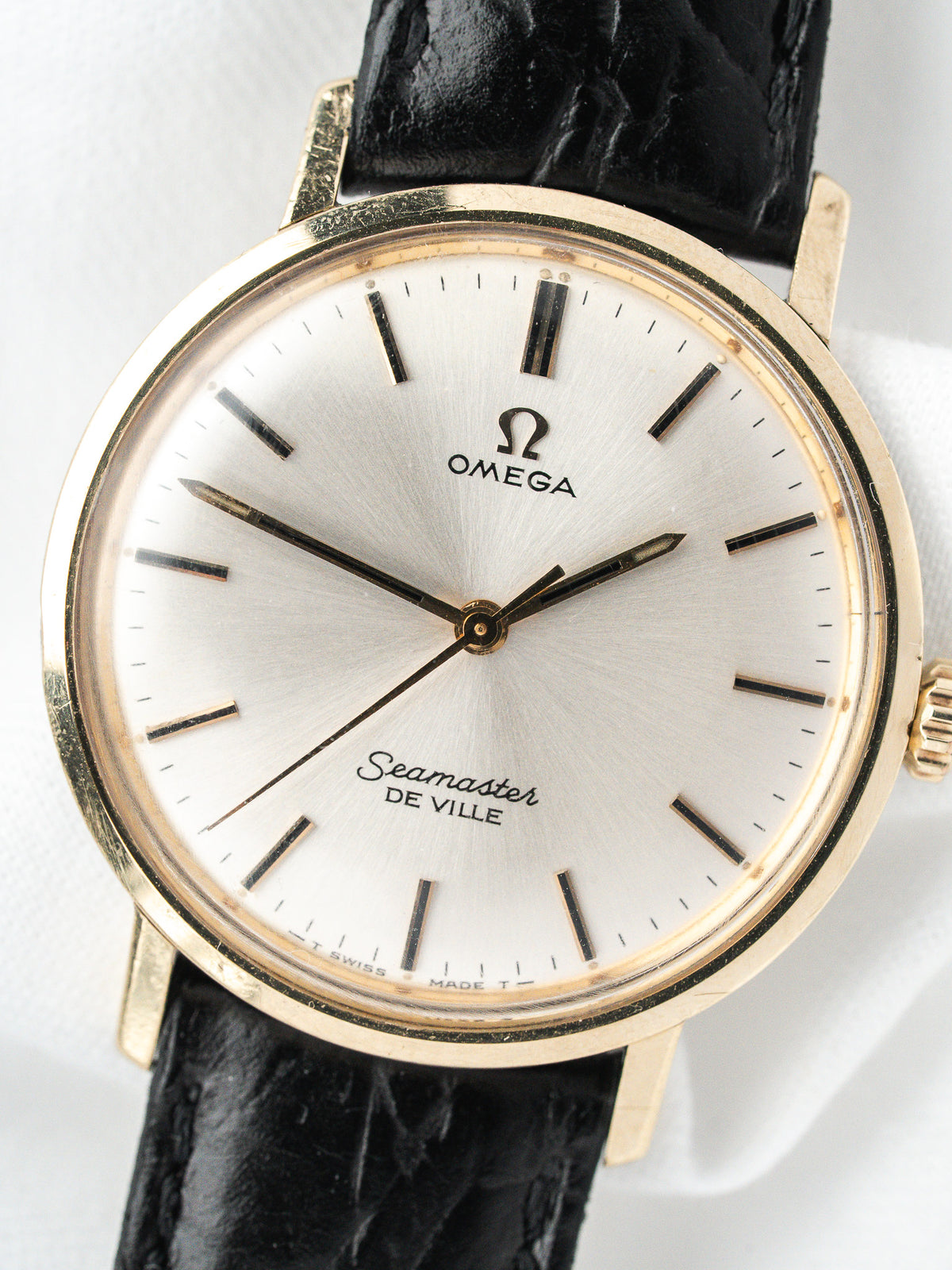 Montre Omega Seamaster De Ville vintage en or, cadran argenté et bracelet cuir noir